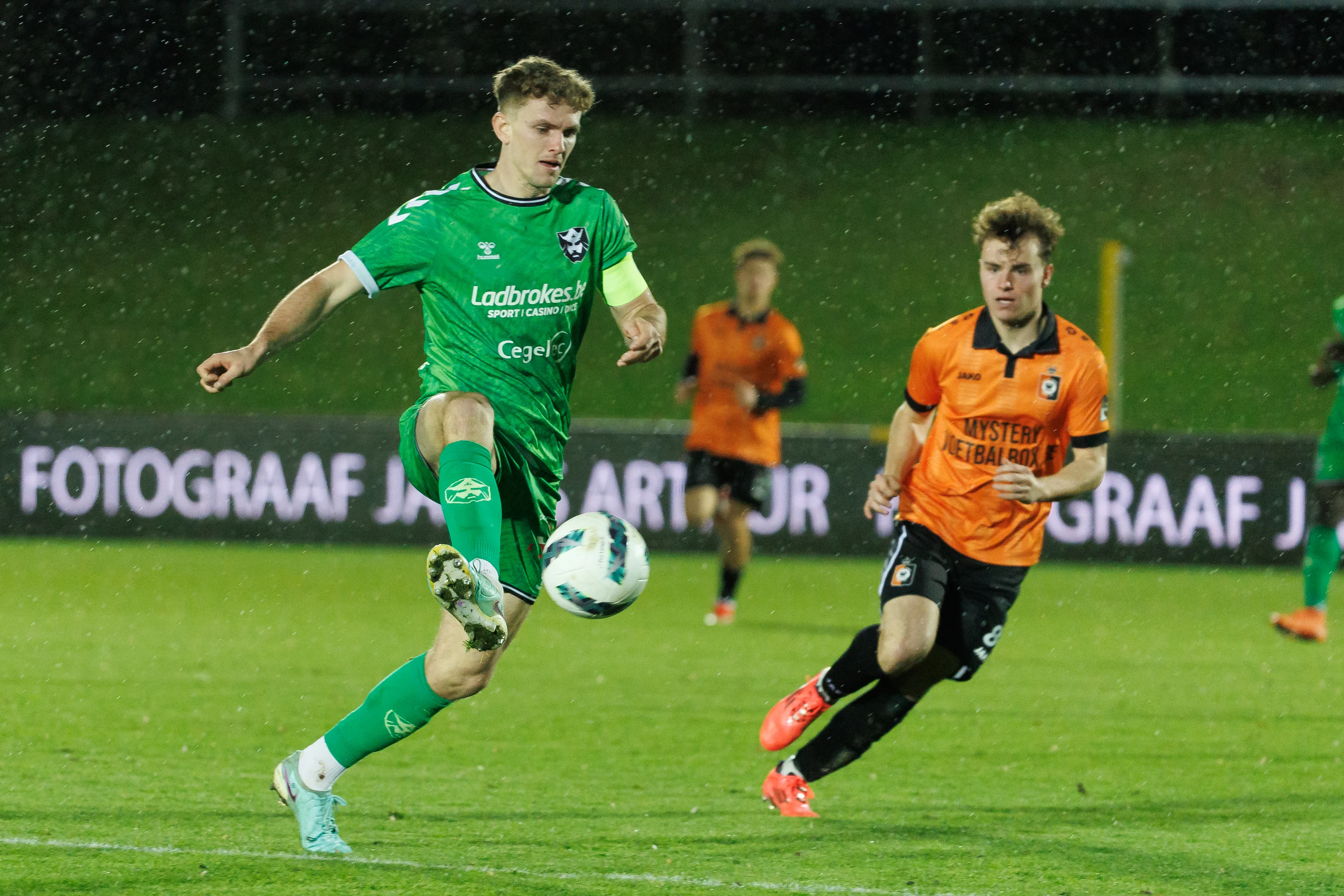 Francs Borains' Mateo Itrak and Deinze's Brian Spaens fight for the ball during a soccer match between KMSK Deinze and Royal Francs Borains, in Deinze, on day 12 of the 2024-2025 season of the 'Challenger Pro League' second division of the Belgian championship, Saturday 23 November 2024. BELGA PHOTO KURT DESPLENTER