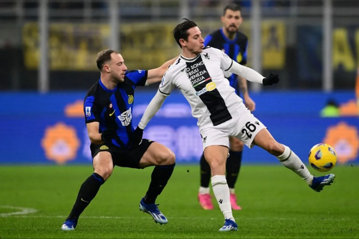 Udinese's French forward #26 Florian Thauvin fights for the ball with Inter Milan's Brazilian defender #30 Carlos Augusto during the Italian Serie A football match between Inter Milan and Udinese at the "San Siro Stadium" in Milan, on December 9, 2023. MARCO BERTORELLO / AFP