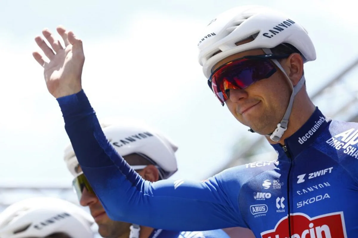 Alpecin - Premier Tech Australian rider Kaden Groves waves during the presentation of the teams prior the 4th stage of the Giro d'Italia 2026 - Tour of Italy cycling race between Catanzaro and Cosenza, Italy, on May 12, 2026. Luca Bettini / AFP