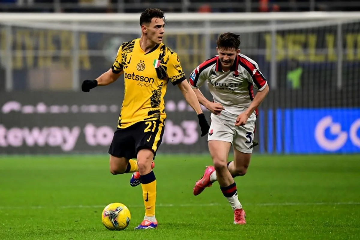 Inter Milan's Albanian midfielder #21 Kristjan Asllani (L) fights for the ball with Genoa's Danish midfielder #32 Morten Frendrup during the Italian Serie A football match between Inter Milan and Genoa at the San Siro Stadium in Milan on February 22, 2025.  Piero CRUCIATTI / AFP