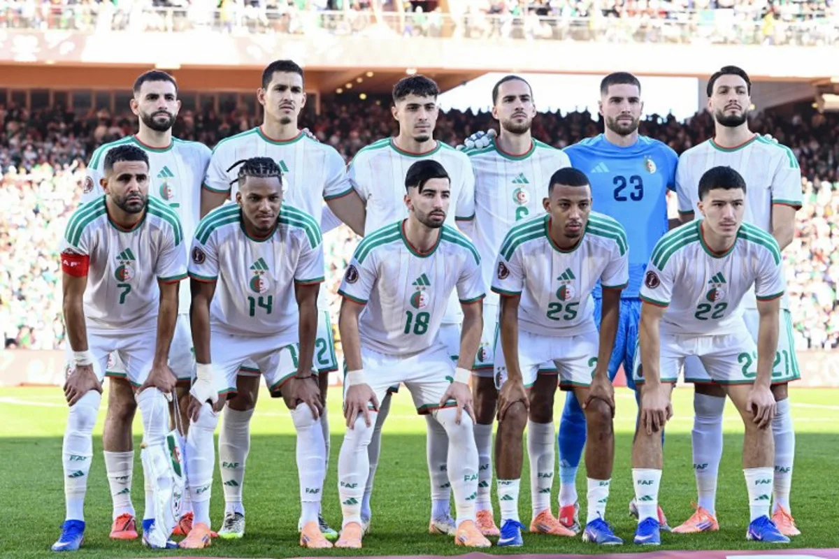 Algeria's players pose for a team picture prior the Africa Cup of Nations (CAN) quarter-final football match between Algeria and Nigeria at the Grand stadium in Marrakesh on January 10, 2026. SEBASTIEN BOZON / AFP