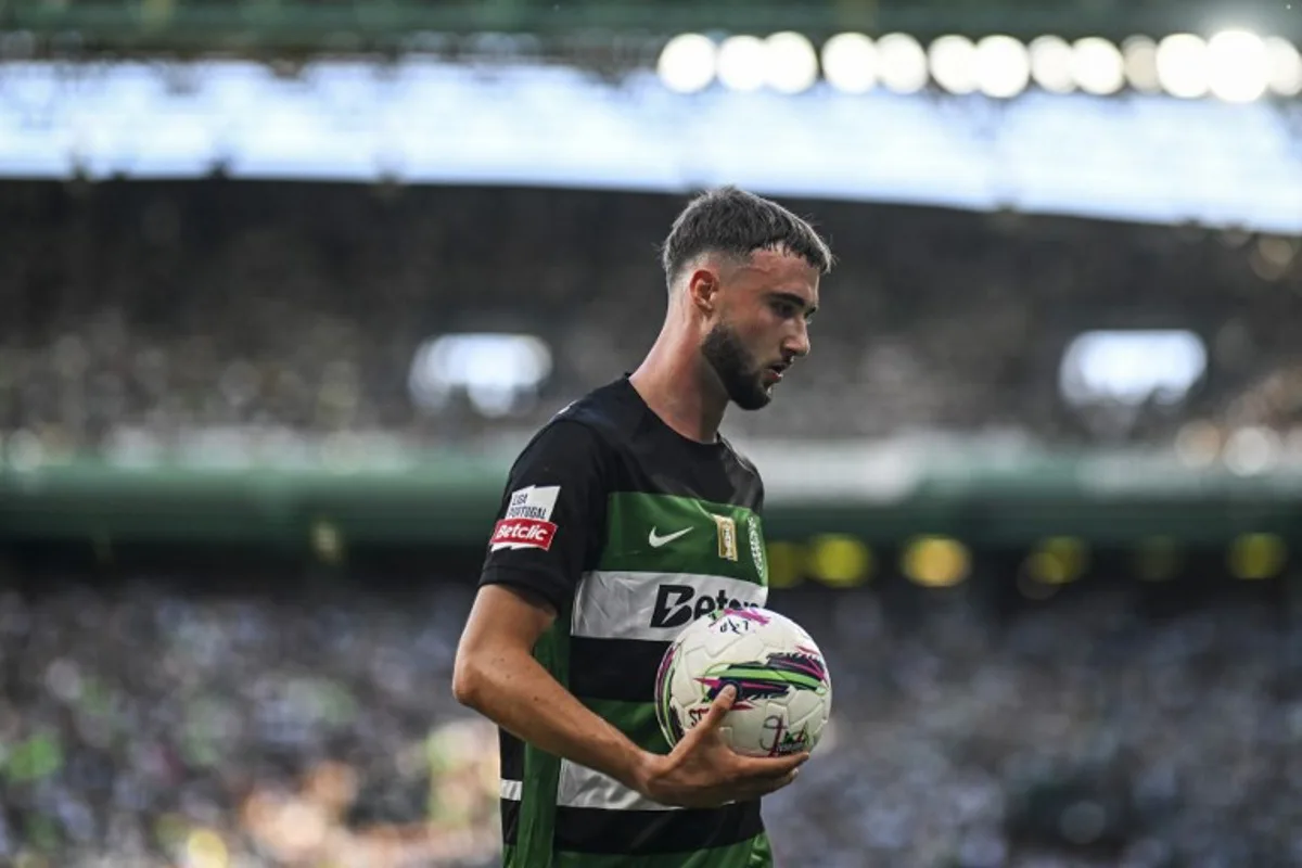 Sporting Lisbon's Belgian defender #06 Zeno Debast takes the ball during the Portuguese League football match between Sporting CP and Vitoria Guimaraes SC at Jose Alvalade stadium in Lisbon, on May 17, 2025. PATRICIA DE MELO MOREIRA / AFP