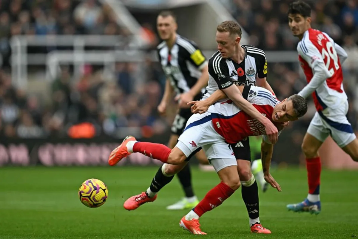 Newcastle United's English midfielder #36 Sean Longstaff fights for the ball with Arsenal's Belgian midfielder #19 Leandro Trossard during the English Premier League football match between Newcastle United and Arsenal at St James' Park in Newcastle-upon-Tyne, north east England on November 2, 2024.  Paul ELLIS / AFP