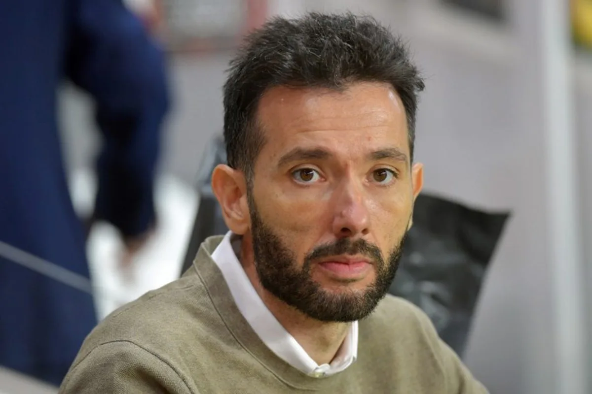 Olympiacos' Spanish head coach Carlos Corberan attends the UEFA Europa League football match between Nantes (FCNA) and Olympiacos at La Beaujoire stadium in Nantes, on September 8, 2022.  JEAN-FRANCOIS MONIER / AFP