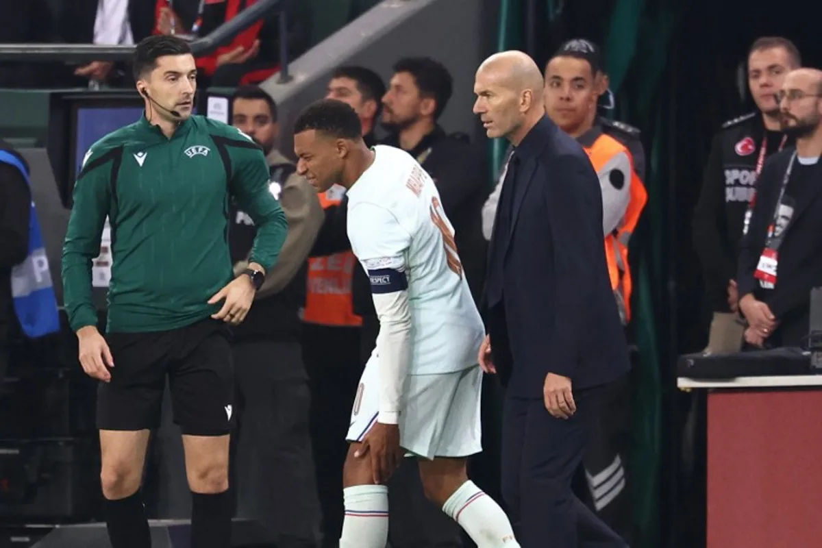 France's forward #10 Kylian Mbappe (C) reacts after picking up an injury following his team's first goal, next to France's head coach Zinedine Zidane during the UEFA Nations League (League A, Group 1) first leg football match between Turkey and France at the Kocaeli Stadium in Izmit, on September 25, 2026. FRANCK FIFE / AFP