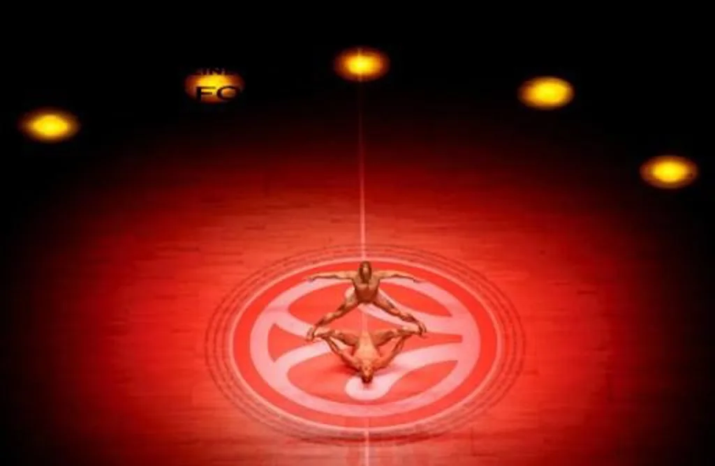 Two acrobats perform during the Euroleague Final Four basketball semi-final match CSKA Moscow vs Olympiacos Piraeus at the Palacio de los Deportes in Madrid on May 15, 2015.  AFP PHOTO/ DANI POZO