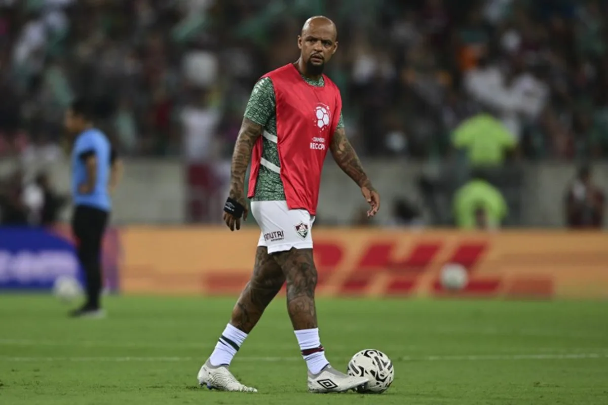 Fluminense's midfielder Felipe Melo warms up before the start of the Conmebol Recopa Sudamericana second leg final match between Brazil's Fluminense and Ecuador's Liga de Quito at the Maracana stadium in Rio de Janeiro, Brazil, on February 29, 2024.  Pablo PORCIUNCULA / AFP