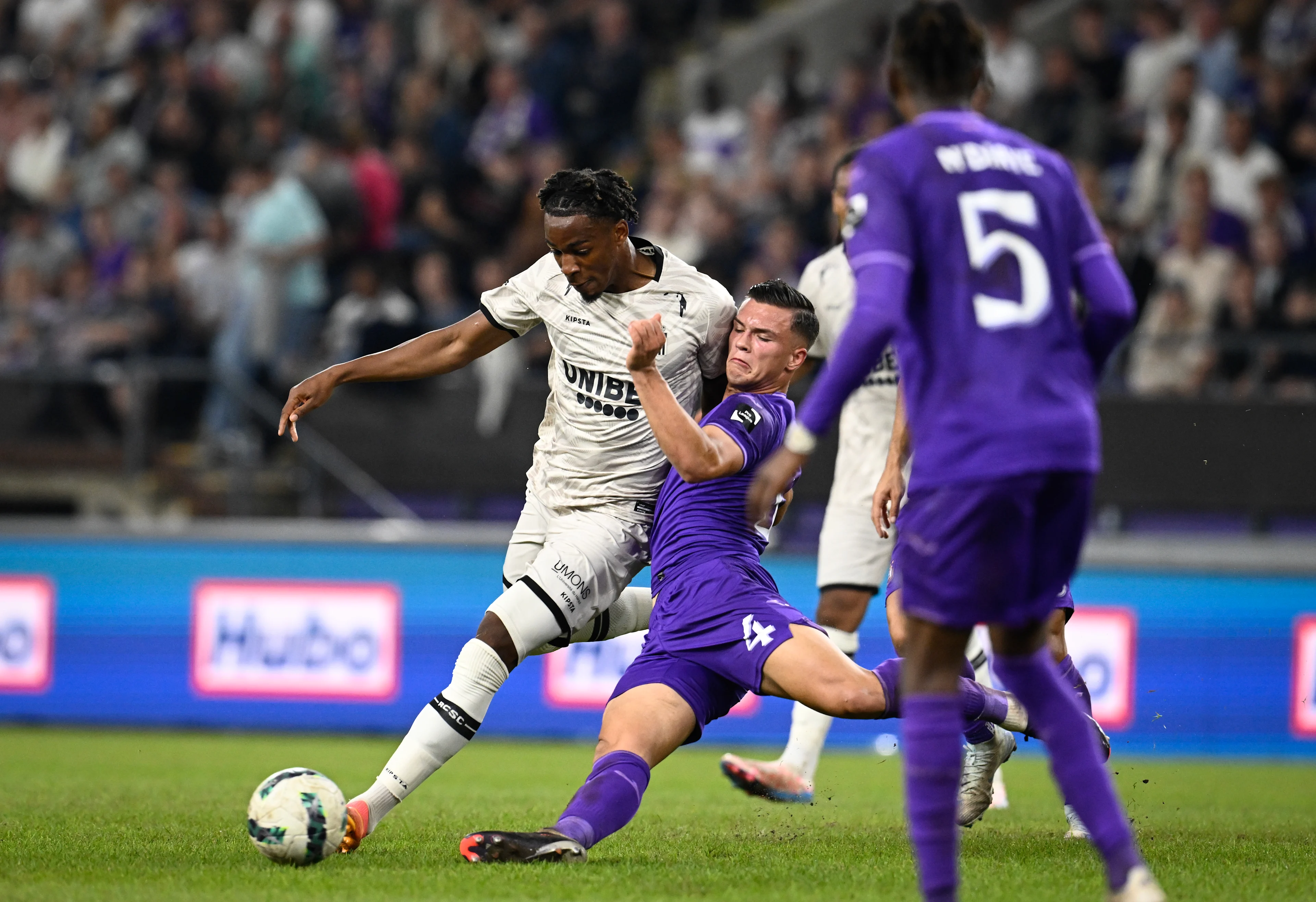 Charleroi's Youssuf Sylla and Anderlecht's Jan-Carlo Simic fight for the ball during a soccer match between RSC Anderlecht and Sporting Charleroi, Saturday 21 September 2024 in Brussels, a postponed game of day 8 of the 2024-2025 season of the 'Jupiler Pro League' first division of the Belgian championship. BELGA PHOTO JOHN THYS