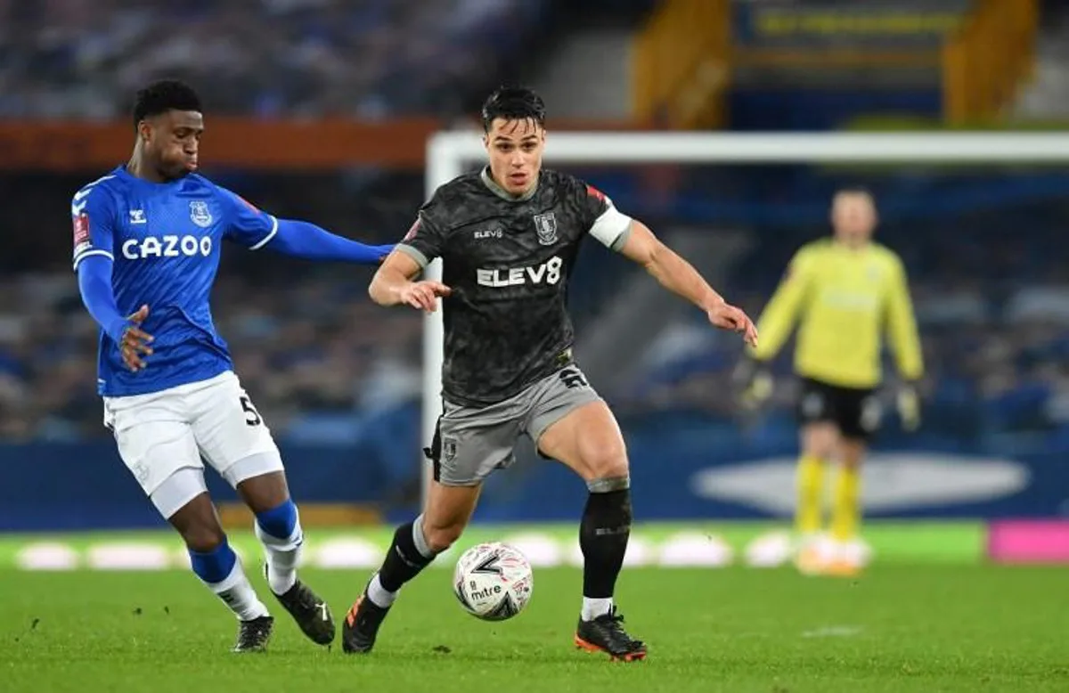 Everton's English defender Thierry Small (L) tackles Sheffield Wednesday's Dutch midfielder Joey Pelupessy (C) during the English FA Cup fourth round football match between Everton and Sheffield Wednesday at Goodison Park in Liverpool, north west England on January 24, 2021.  Paul ELLIS / AFP RESTRICTED TO EDITORIAL USE. No use with unauthorized audio, video, data, fixture lists, club/league logos or 'live' services. Online in-match use limited to 120 images. An additional 40 images may be used in extra time. No video emulation. Social media in-match use limited to 120 images. An additional 40 images may be used in extra time. No use in betting publications, games or single club/league/player publications.

