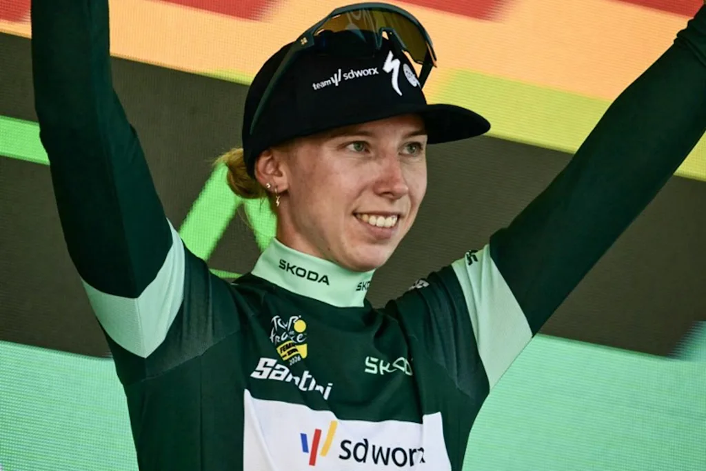 Team SD Worx-Protime's Dutch rider Lorena Wiebes celebrates on the podium with the best sprinter's green jersey after the 6th (out of 9) stage of the fifth edition of the Women's Tour de France cycling race, 153.4 km from Montbrison to Tournon-sur-Rhone, in Tournon-sur-Rhone, central-eastern France on August 6, 2026.  NICOLAS TUCAT / AFP