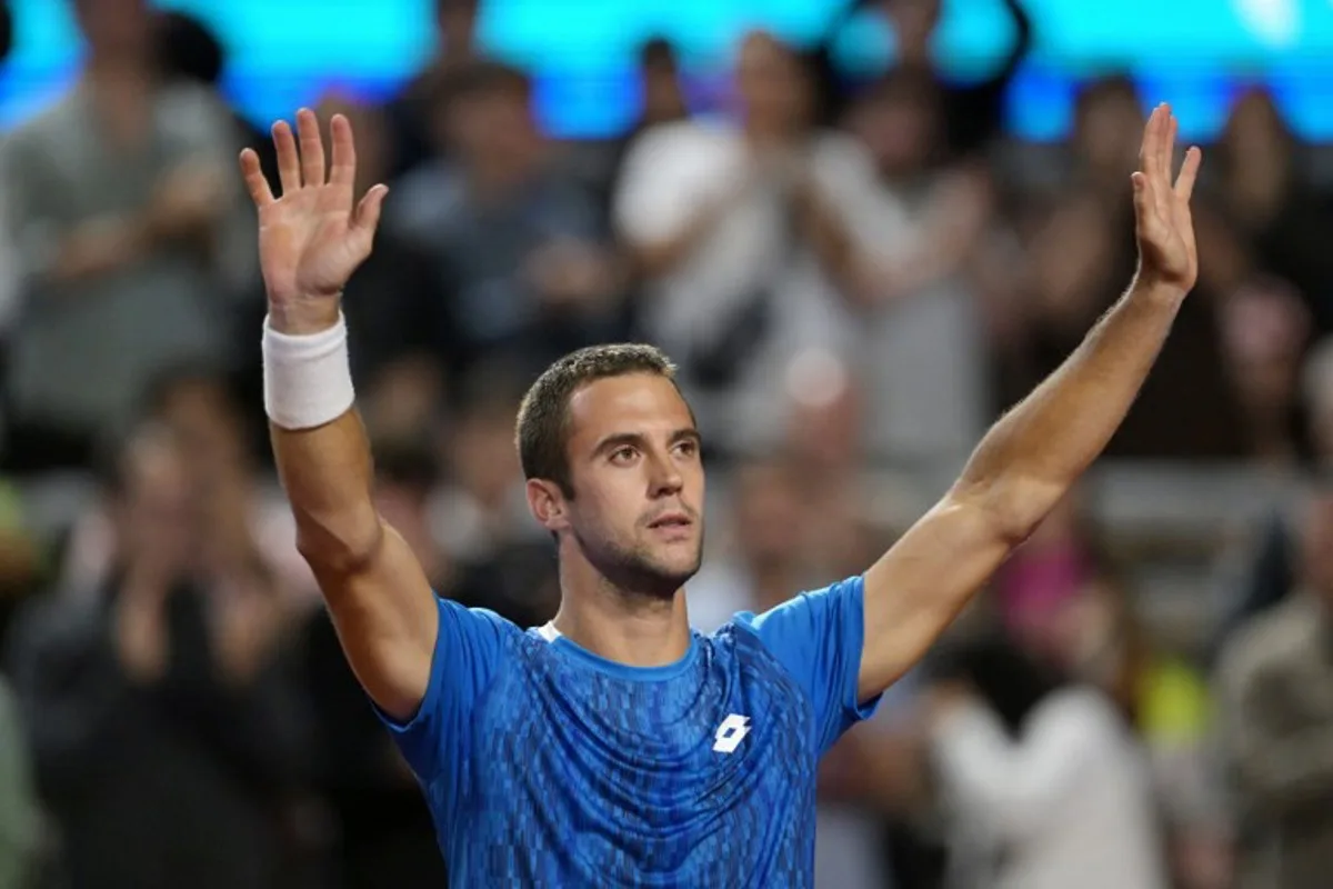Serbia'a Laslo Djere waves to the public after beating Argentina's Sebastian Baez during their ATP Santiago Open men's singles tennis final match at the Club San Carlos de Apoquindo in Santiago on March 2, 2025. Rodrigo ARANGUA / AFP