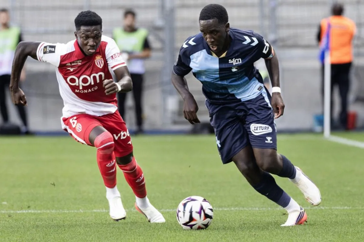 Le Havre's Senegalese midfielder #14 Rassoul Ndiaye (R) fights for the ball with Monaco's French midfielder #08 Lamine Camara during the French L1 football match between Le Havre AC and AS Monaco at the Stade Oceane in Le Havre, northwestern France on August 23, 2026. Fred TANNEAU / AFP