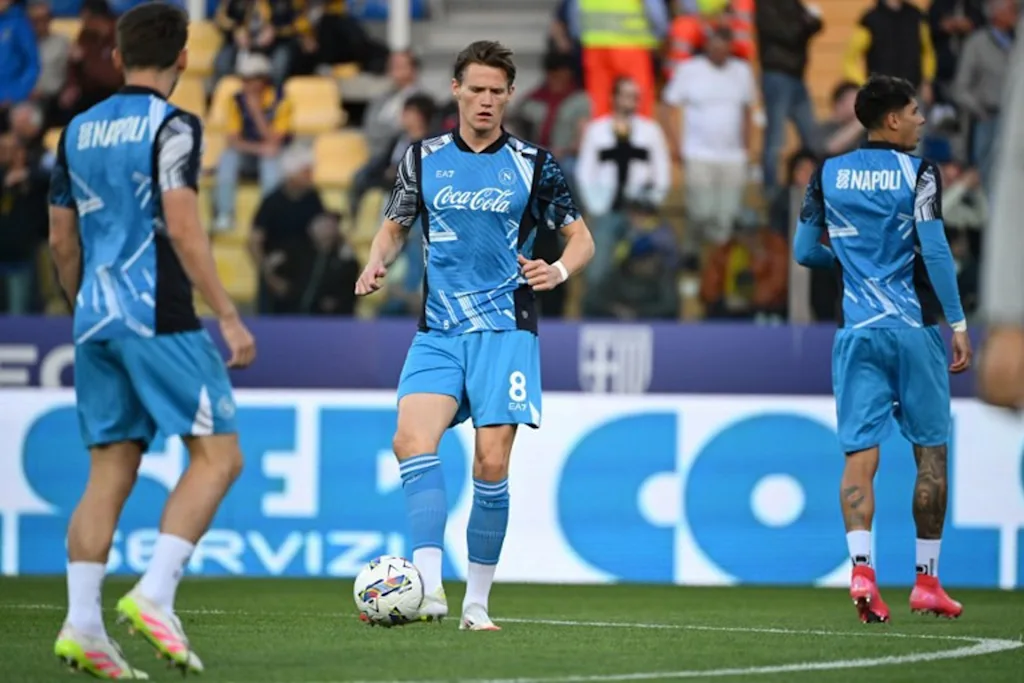 Napoli's Scottish midfielder #08 Scott Mc Tominay warms up before the Italian Serie A football match between Parma and Napoli at the Tardini stadium in Parma on May 18, 2025. Piero CRUCIATTI / AFP