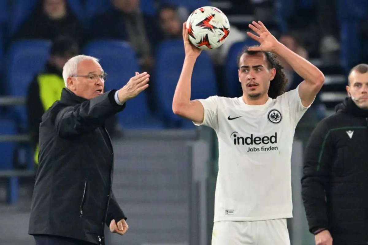 Roma's Italian headcoach Claudio Ranieri gestures next to Frankfurt's Belgian defender #03 Arthur Theate during the EUFA Europa League football match between AS Roma and Eintracht Frankfurt at the Olympic stadium in Rome, on January 30, 2025.  Andreas SOLARO / AFP