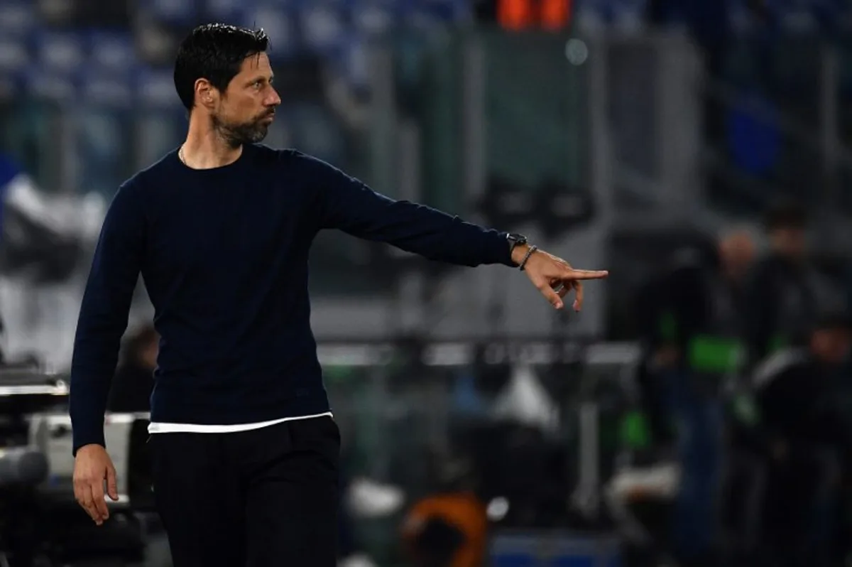 FC Porto's Portuguese coach Vitor Bruno gestures during the UEFA Europa League football match between Lazio and Porto at the Olympic stadium in Rome, on November 07, 2024. Filippo MONTEFORTE / AFP