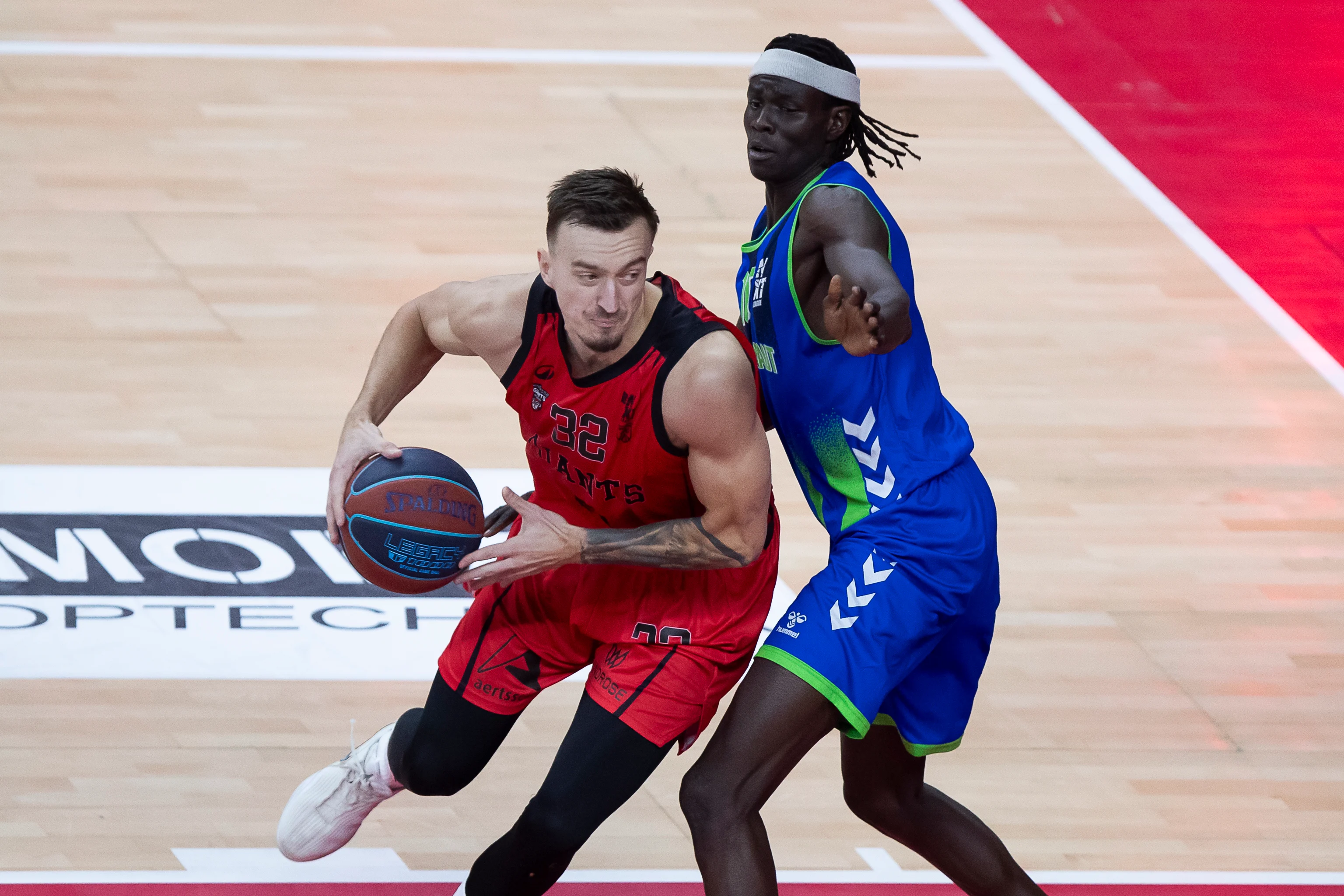 Antwerp's Vincent Kesteloot and Mons' Lual Diing pictured during a basketball match between Antwerp Giants and Mons-Hainaut, Sunday 26 October 2025 in Antwerp, matchday 5/34 in the 'BNXT League' Belgian/ Dutch first division basket championship. BELGA PHOTO KRISTOF VAN ACCOM