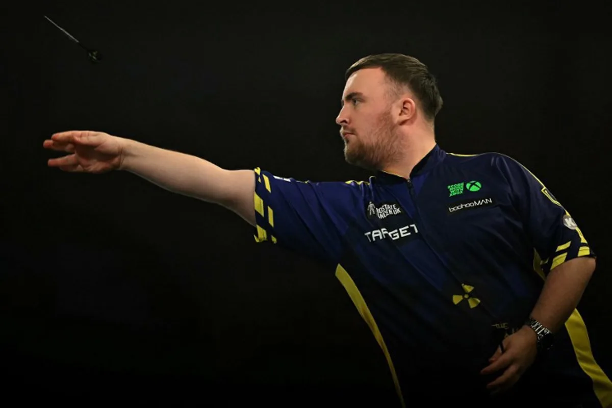 England's Luke Littler plays against England's Stephen Bunting during their PDC World Darts Championship semi-final at Alexandra Palace in London on January 2, 2025.  Ben STANSALL / AFP