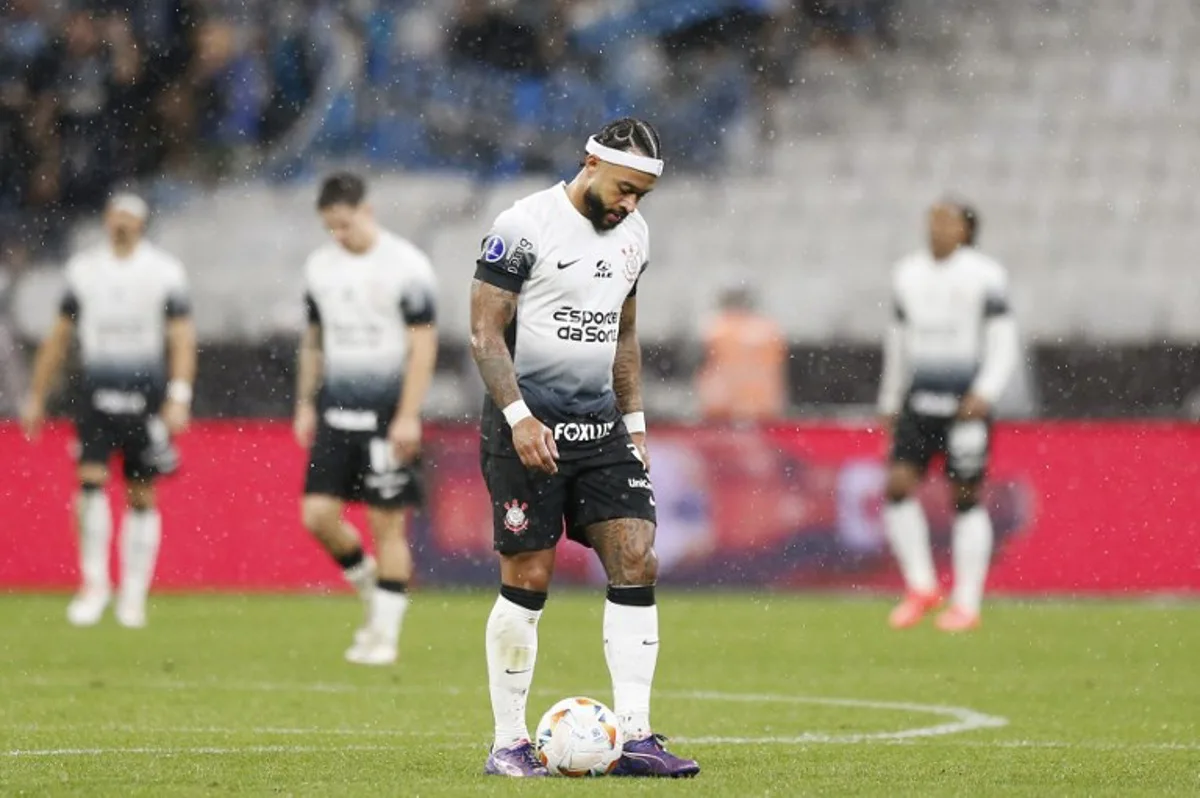 Corinthians' Dutch forward #07 Memphis Depay reacts after Racing's Uruguayan defender #15 Gaston Martirena scored his team's second goal during the Copa Sudamericana semi-final first leg football match between Brazil's Corinthians and Argentina's Racing at the Neo Quimica Arena stadium in Sao Paulo, Brazil, on October 24, 2024.  Miguel Schincariol / AFP