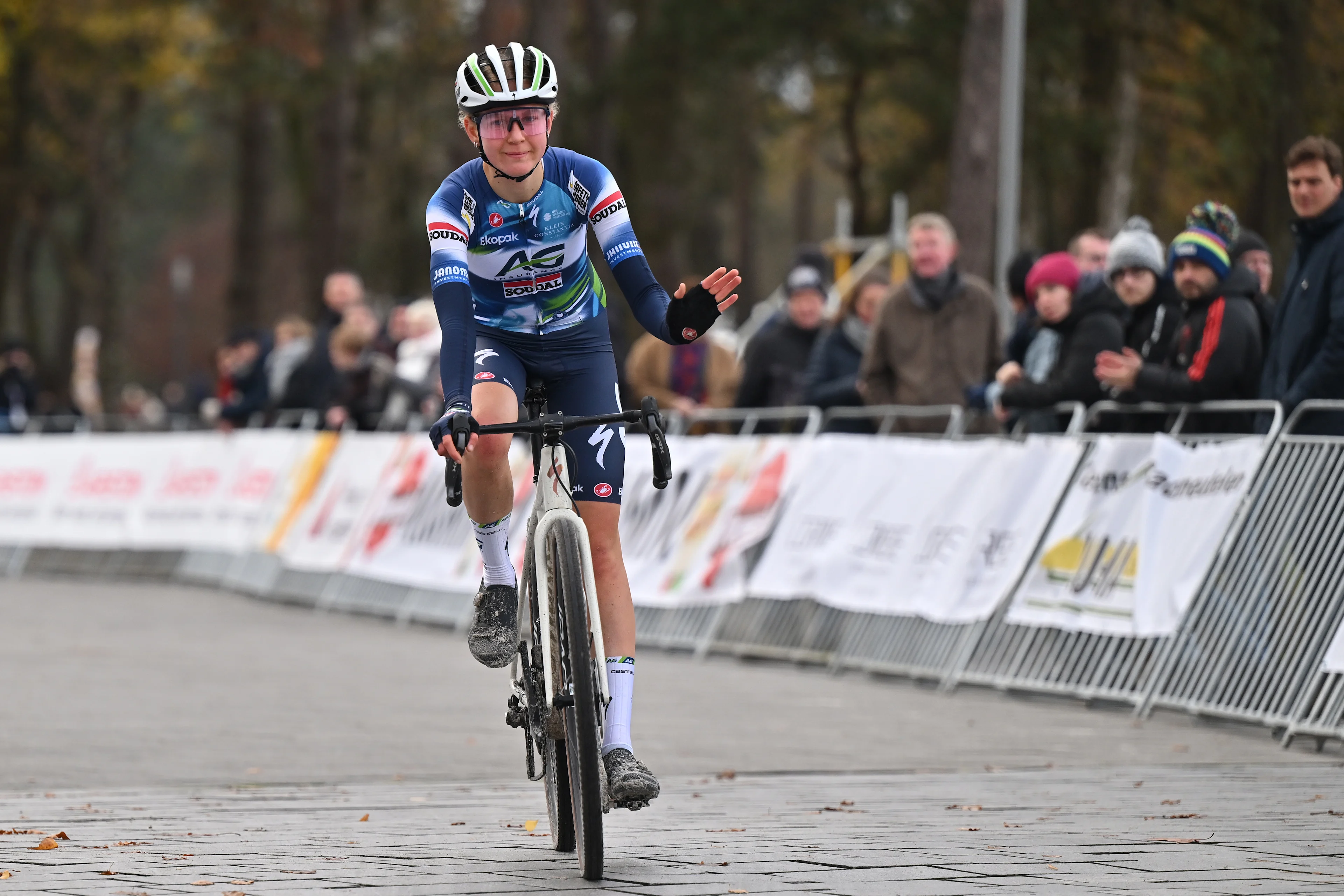 Lore De Schepper and as she finishes her race at the 'Boonen and Friends' cyclocross cycling event for charity, Saturday 29 November 2025 in Mol. BELGA PHOTO LUC CLAESSEN