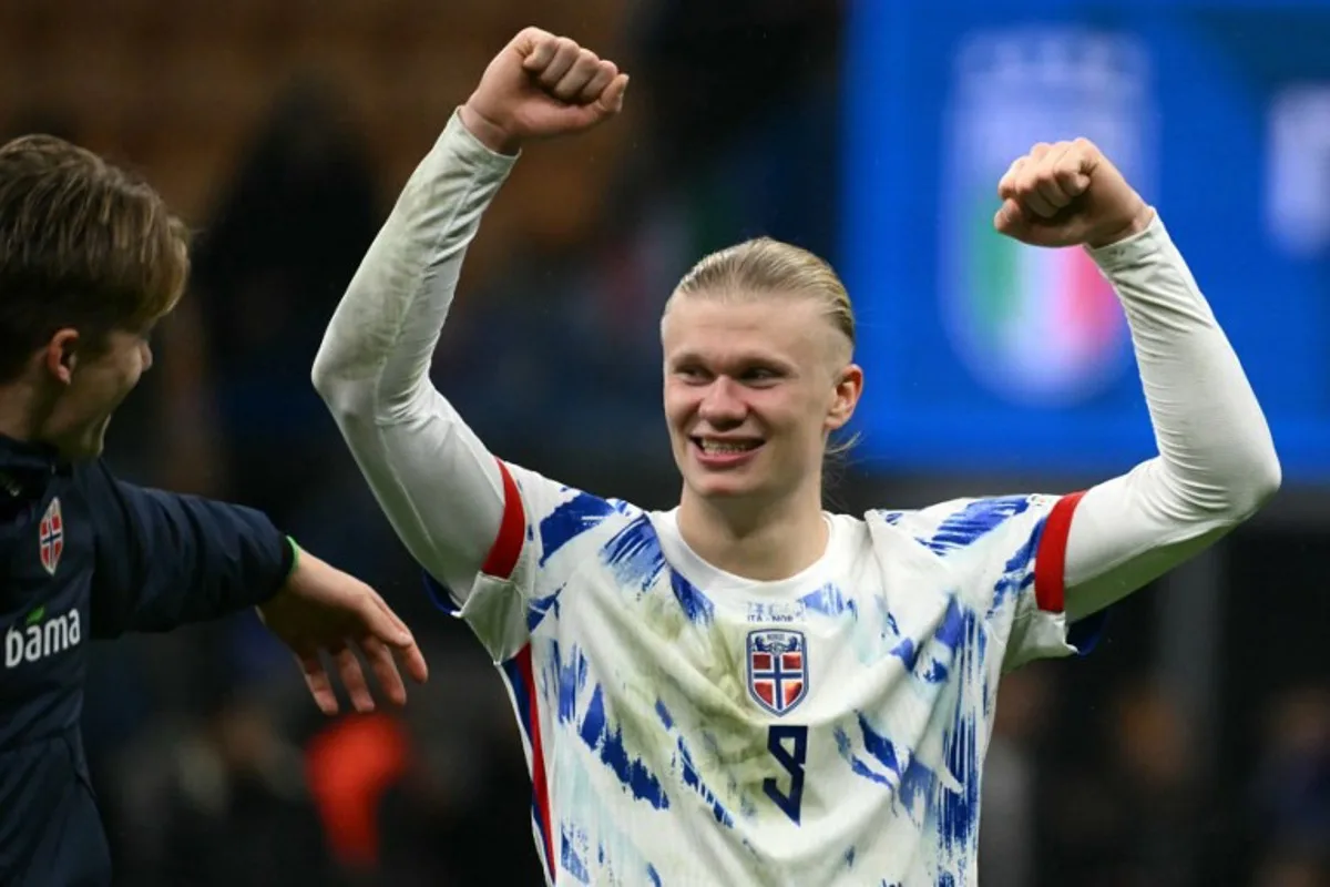 Norway's captain #09 Erling Braut Haaland celebrates victory with teammates at the end of the FIFA World Cup 2026 European qualification football match between Italy and Norway, at the San Siro Stadium, in Milan, on November 16, 2025. Alberto PIZZOLI / AFP