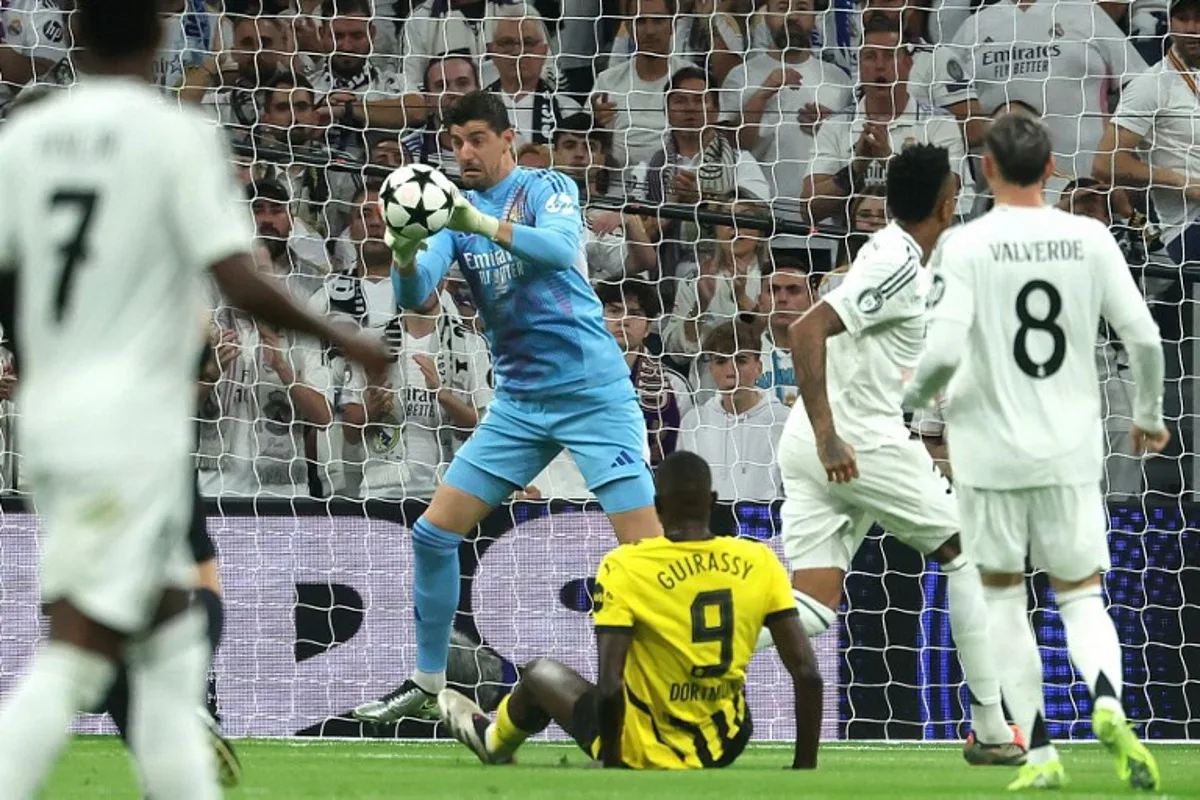 Real Madrid's Belgian goalkeeper #01 Thibaut Courtois catches the ball during the UEFA Champions League, league phase day 3 football match between Real Madrid CF and Borussia Dortmund at the Santiago Bernabeu stadium in Madrid on October 22, 2024.  Pierre-Philippe MARCOU / AFP