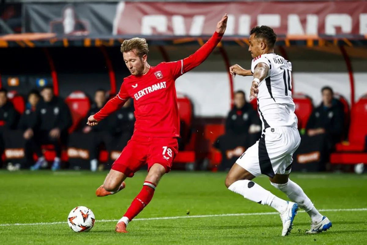 Besiktas' German defender #14 Ohis Felix Uduokhai challenges FC Twente's Dutch midfielder #18 Michel Vlap (L) during the UEFA Europa League, 1st round day 8, football match between FC Twente and Besiktas at De Grolsch Veste stadium in Enschede, eastern Netherlands, on January 30, 2025.  Vincent Jannink / ANP / AFP