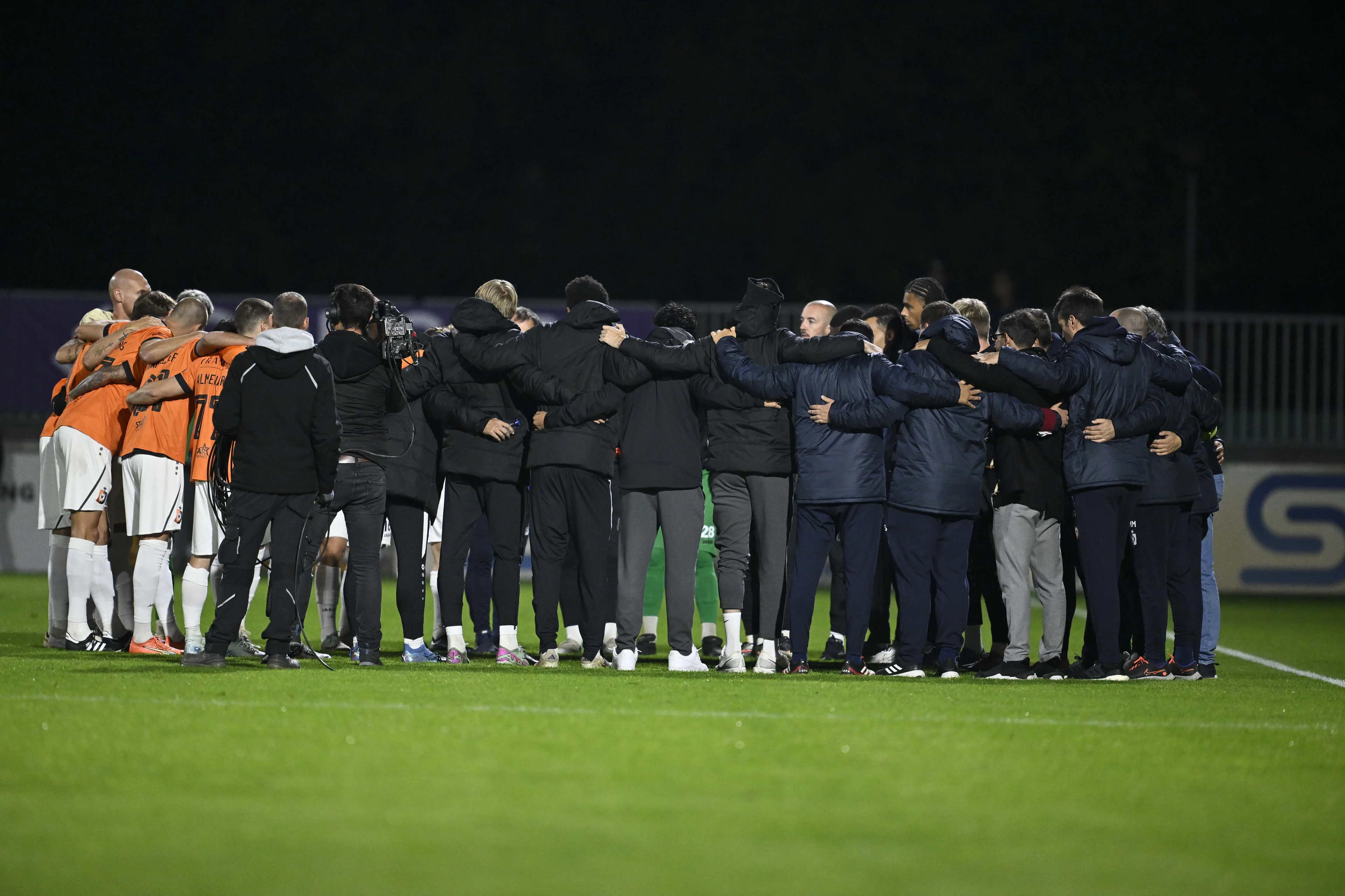 Deinze's players pictured before a soccer match between Patro Eisden and KMSK Deinze, Friday 04 October 2024 in Maasmechelen, on the seventh day of the 2024-2025 'Challenger Pro League' second division of the Belgian championship. BELGA PHOTO JOHAN EYCKENS