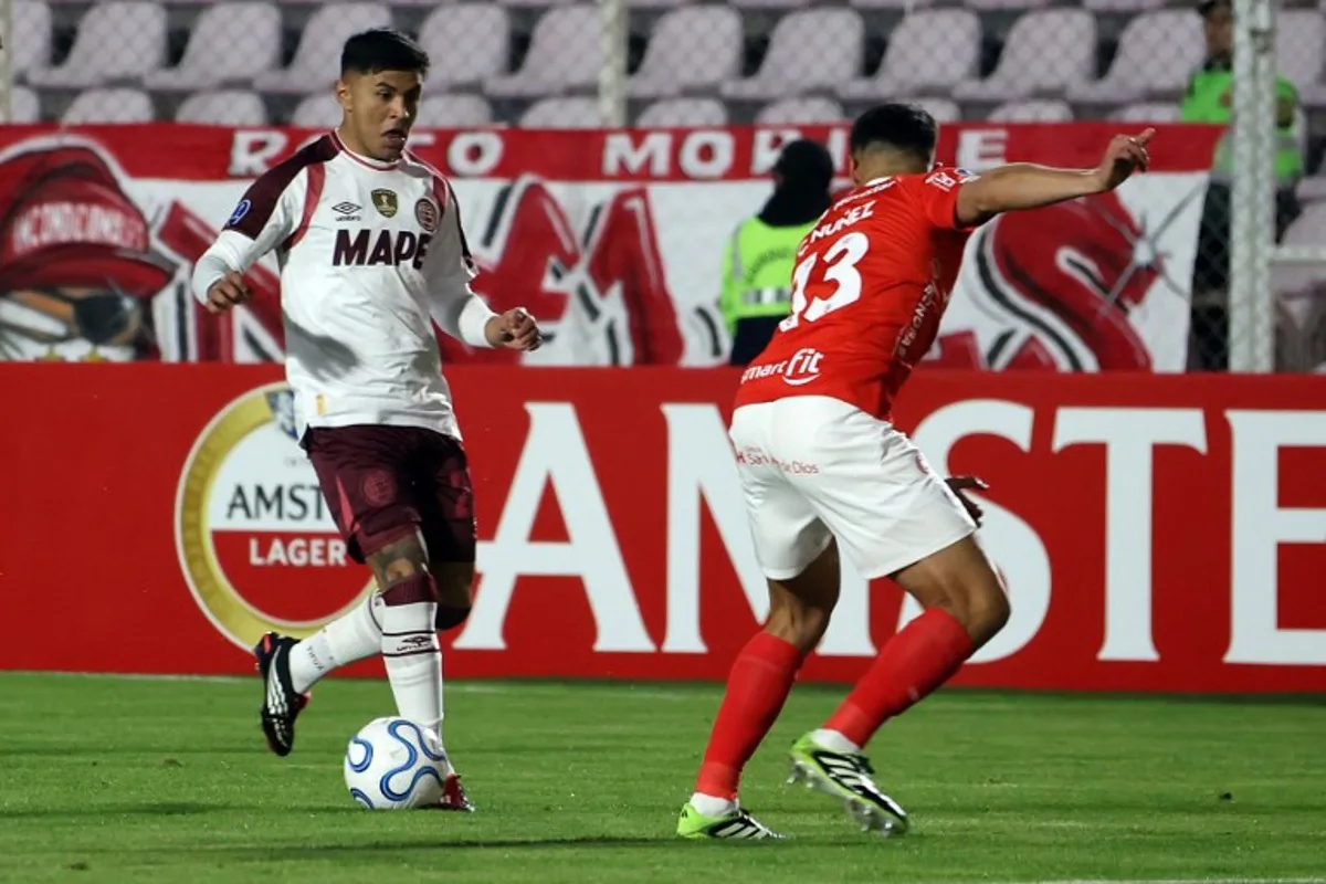Lanus' midfielder #25 Dylan Aquino (L) and Cienciano's Paraguayan defender #13 Claudio Nunez fight for the ball during the second leg of the Copa Sudamericana knockout round play-off football match between Peru's Cienciano and Argentina's Lanus at the Inca Garcilaso de la Vega stadium, in Cusco, Peru on July 29, 2026. Jose Angulo / AFP