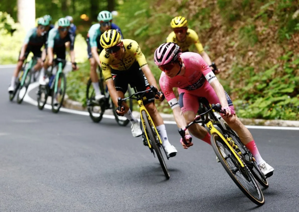 Team Visma Lease a Bike Danish rider Jonas Vingegaard wearing the overall leader's pink jersey cycles downhill during the 20th stage of the Giro d'Italia 2026 - Tour of Italy cycling race between Gemona del Friuli and Piancavallo, Italy, on May 30, 2026. Luca Bettini / AFP
