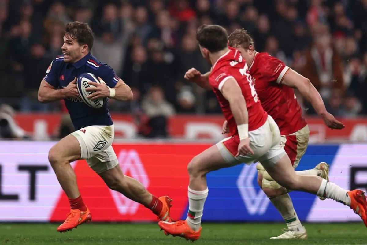 France's scrum-half and captain Antoine Dupont (L) runs with the ball during the Six Nations international rugby union match between France and Wales at the Stade de France, in Saint-Denis, north of Paris, on January 31, 2025.  FRANCK FIFE / AFP