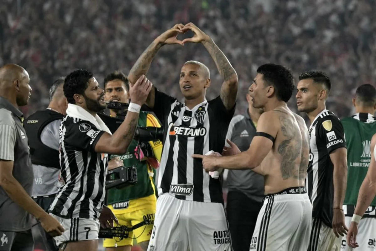 Atletico Mineiro's forward #09 Deyverson (C) celebrates with Atletico Mineiro's forward #07 Hulk and other teammates at the end of the Copa Libertadores semi-final second leg football match between Argentina's River Plate and Brazil's Atletico Mineiro at the Mas Monumental stadium in Buenos Aires on October 29, 2024.  JUAN MABROMATA / AFP