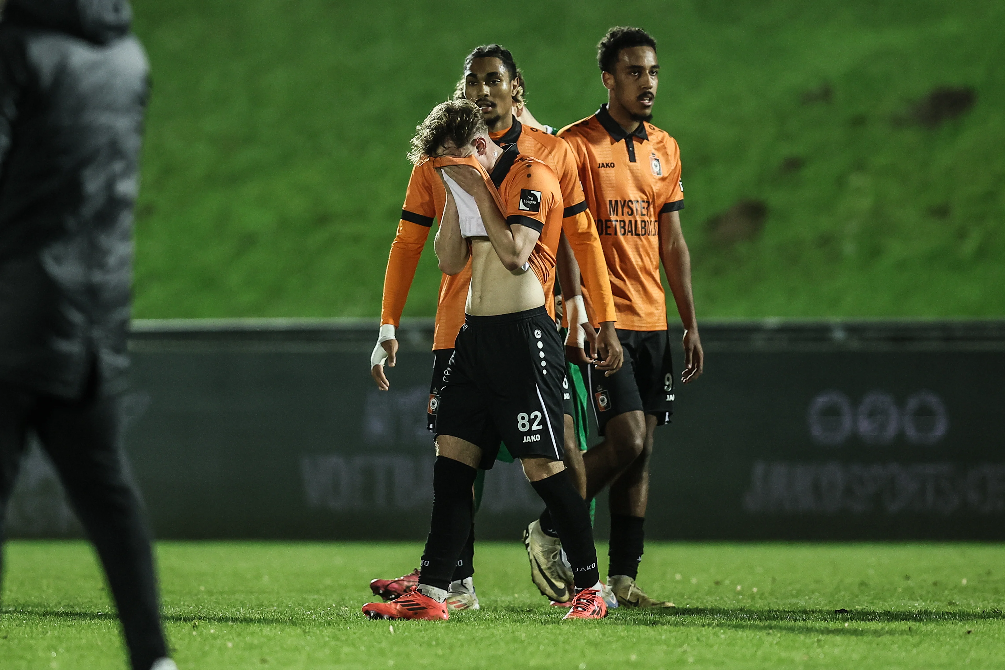 Deinze's players look dejected after a soccer match between KMSK Deinze and RFC Seraing, Friday 06 December 2024 in Deinze, on day 14 of the 2024-2025 season of the 'Challenger Pro League' second division of the Belgian championship. BELGA PHOTO BRUNO FAHY