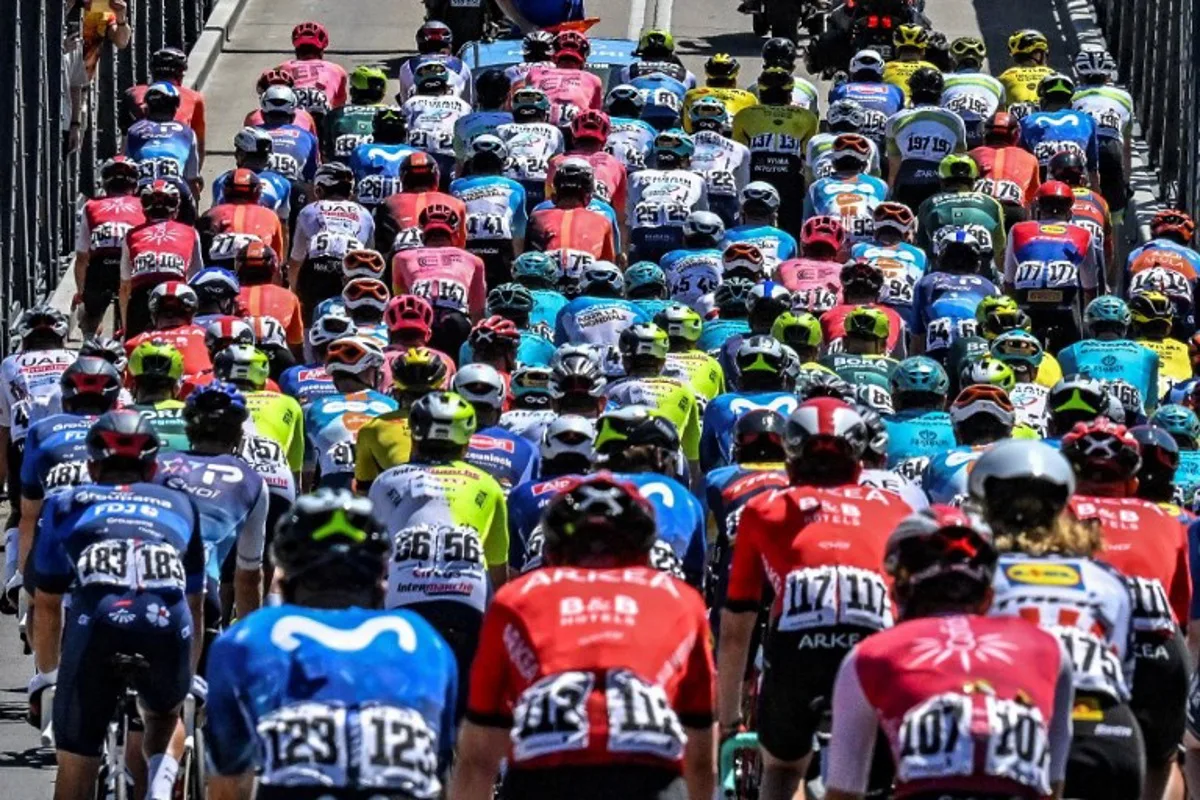 (FILES) The peloton rides across a bridge during the fourth stage of the Tour Down Under cycling race in Adelaide on January 19, 2024. Defending champion Stephen Williams, former winner Jay Vine and 2018 Tour de France victor Geraint Thomas headline the 25th staging of Australia's Tour Down Under, heralding the new UCI WorldTour season. Brenton EDWARDS / AFP