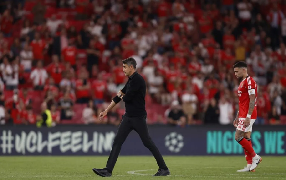 Benfica's Portuguese coach Bruno Lage (L) and Argentine defender #30 Nicolas Otamendi leave at the end of during the UEFA Champions League first round day 1 football match between SL Benfica and Garabagh at the Luz stadium in Lisbon on September 16, 2025. FILIPE AMORIM / AFP