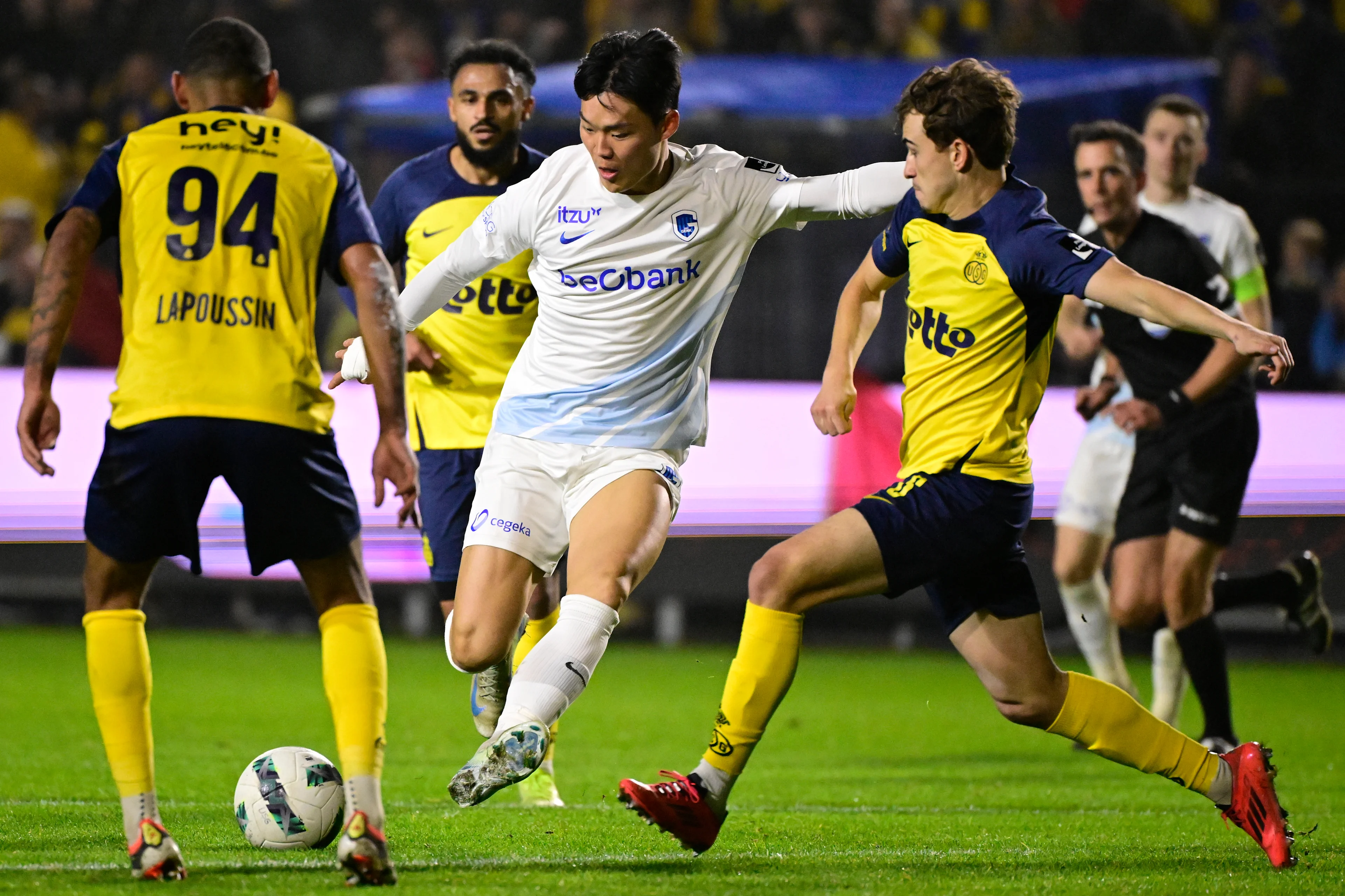 Genk's Hyon-Gyu Oh and Union's Kamiel Van De Perre fight for the ball during a soccer match between Royale Union Saint-Gilloise and KRC Genk, Sunday 10 November 2024 in Brussels, on day 14 of the 2024-2025 season of the 'Jupiler Pro League' first division of the Belgian championship. BELGA PHOTO LAURIE DIEFFEMBACQ