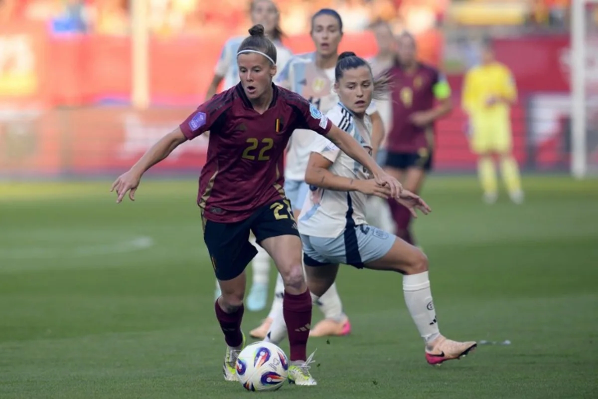Spain's defender #22 María Mendez and Belgium's midfielder #20 Marie Detruyer fight for the ball during the UEFA Women's Nations League group A3 football match between Belgium and Spain at the King Power at Den Dreef Stadium, in Leuven on May 30, 2025. JOHN THYS / AFP
