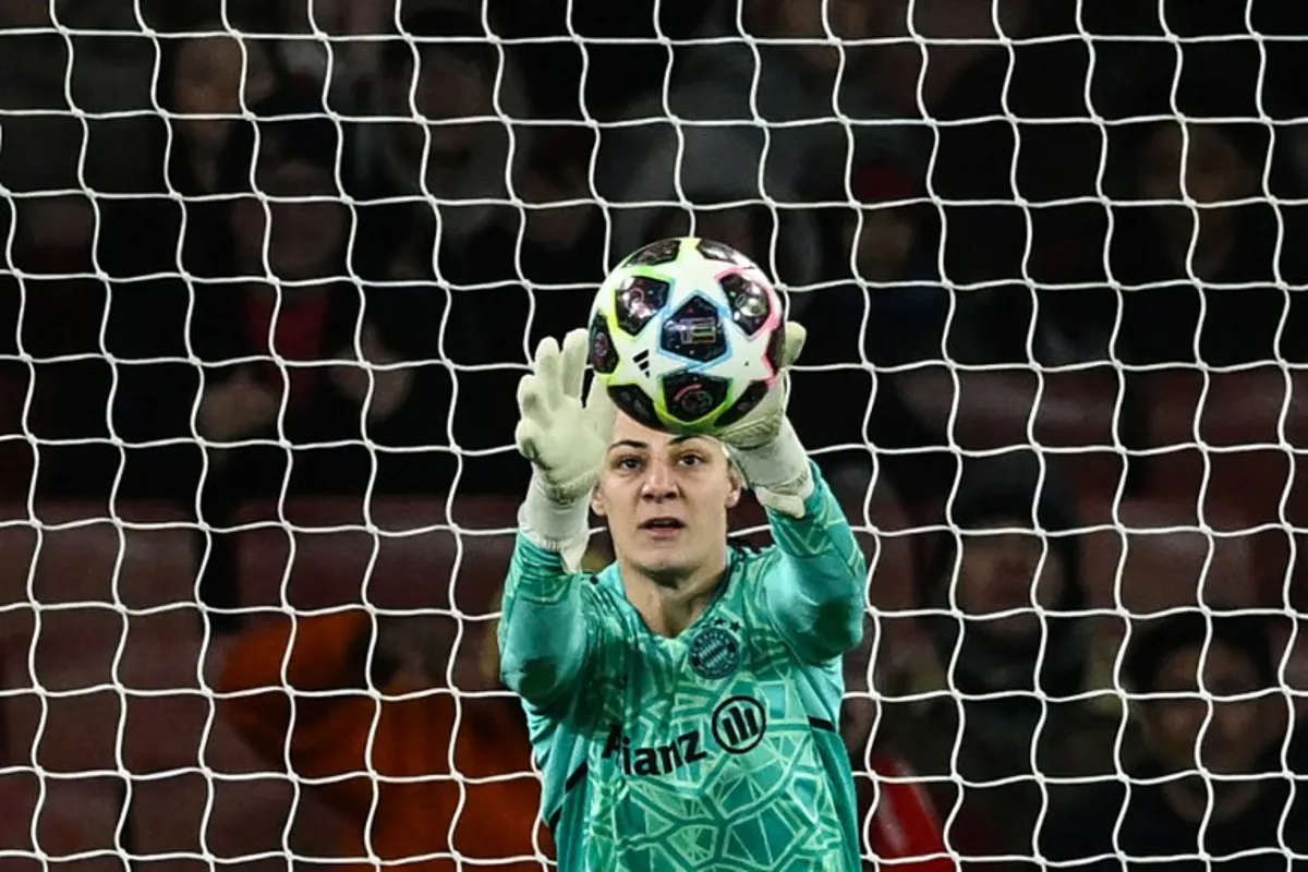 Bayern's German goalkeeper Maria-Luisa Grohs catches the ball during the UEFA Women's Champions League quarter-final second-leg match between Arsenal and Bayern Munich at the Arsenal Stadium, in London, on March 29, 2023.  JUSTIN TALLIS / AFP