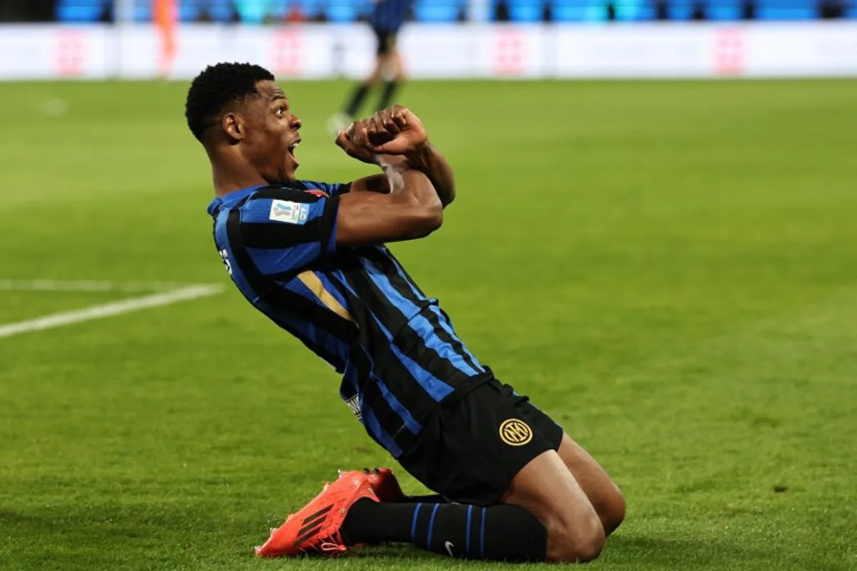 Inter Milan's Dutch defender #02 Denzel Dumfries celebrates scoring his team's second goal during the Italian Super Cup semi-final football match between Inter Milan and Atalanta at the Al-Awwal Park in Riyadh on January 2, 2025.  FADEL SENNA / AFP