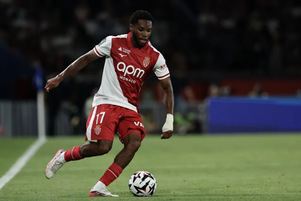 Monaco's Belgian midfielder #17 Stanis Idumbo controls the ball during the French L1 football match between Paris Saint-Germain (PSG) and AS Monaco at the Parc des Princes stadium in Paris on September 4, 2026. Anne-Christine POUJOULAT / AFP