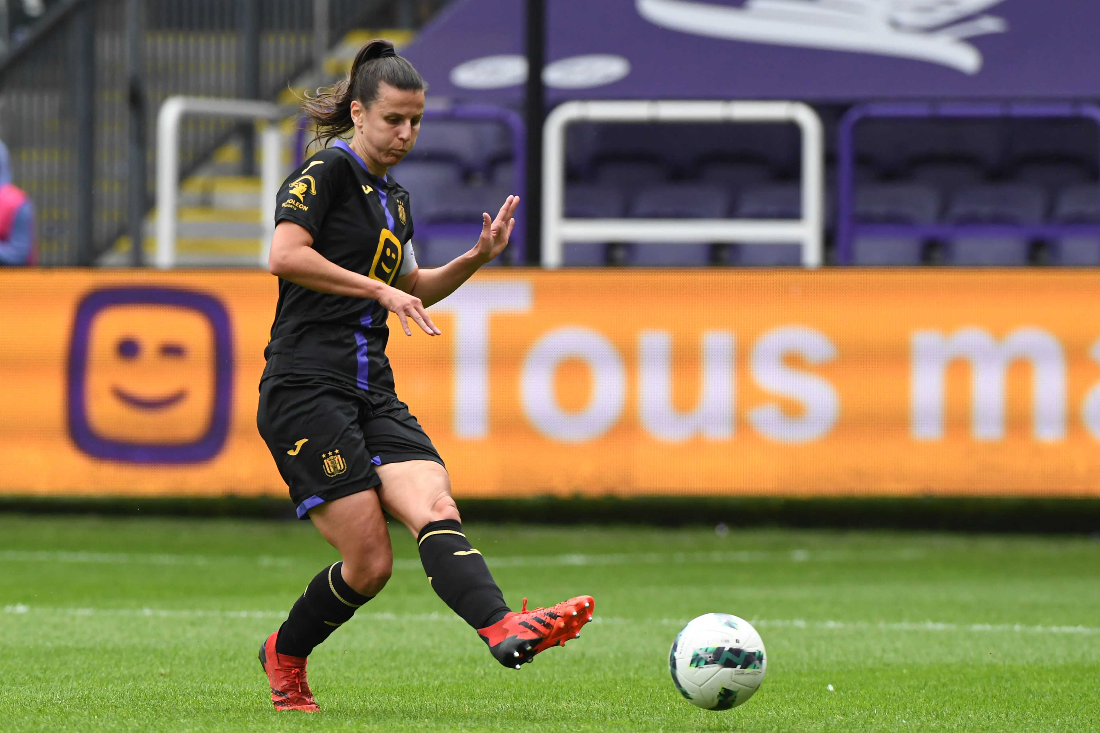 RSCA's Laura De Neve pictured in action during a soccer game between RSCA Women and KRC Genk, Saturday 25 May 2024 in Brussels, on day 10/10 of the play-off group A of the Super League women's championship. BELGA PHOTO JILL DELSAUX