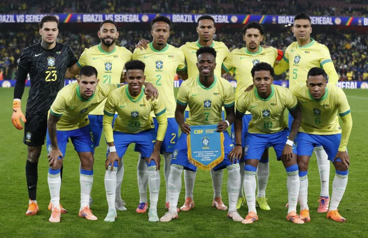 Brazil's goalkeeper #23 Ederson, Brazil's forward #21 Matheus Cunha, Brazil's goalkeeper #01 John Victor, Brazil's defender #03 Gabriel Magalhaes, Brazil's midfielder #08 Bruno Guimaraes, Brazil's forward #20 Estevao, Brazil's midfielder #07 Vinicius Jr, Brazil's midfielder #10 Rodrygo, Brazil's defender #06 Alex Sandro and Brazil's defender #04 Marquinhos pose for a team photo ahead of the International friendly football match between Brazil and Senegal at The Emirates Stadium in London on November 15, 2025. Ian Kington / AFP