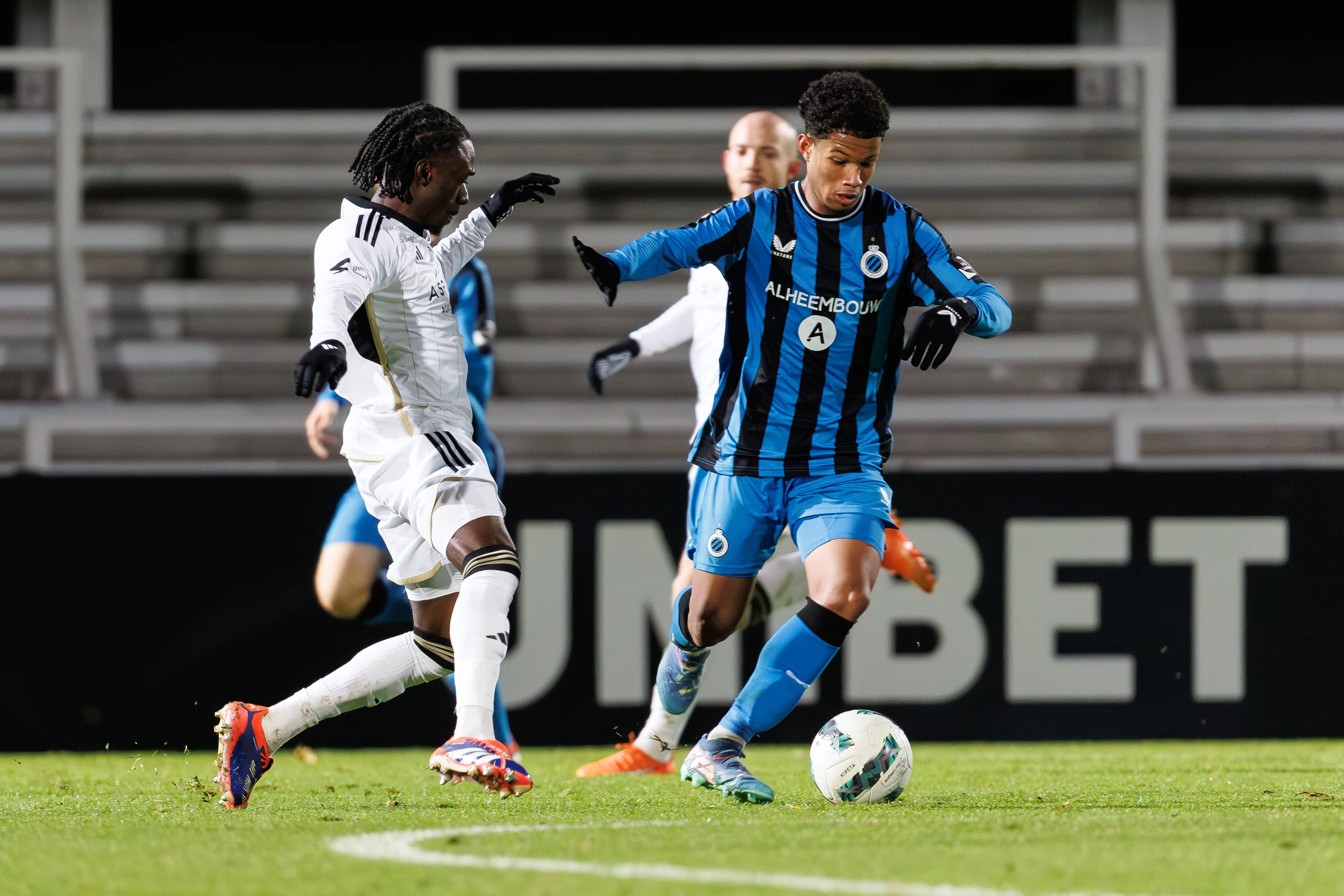 Eupen's Amadou Keita and Club's Shandre Campbell fight for the ball during a soccer match between CLub NXT and KAS EUPEN, Friday 22 November 2024 in Roeselare, on day 12 of the 2024-2025 'Challenger Pro League' 1B second division of the Belgian championship. BELGA PHOTO KURT DESPLENTER