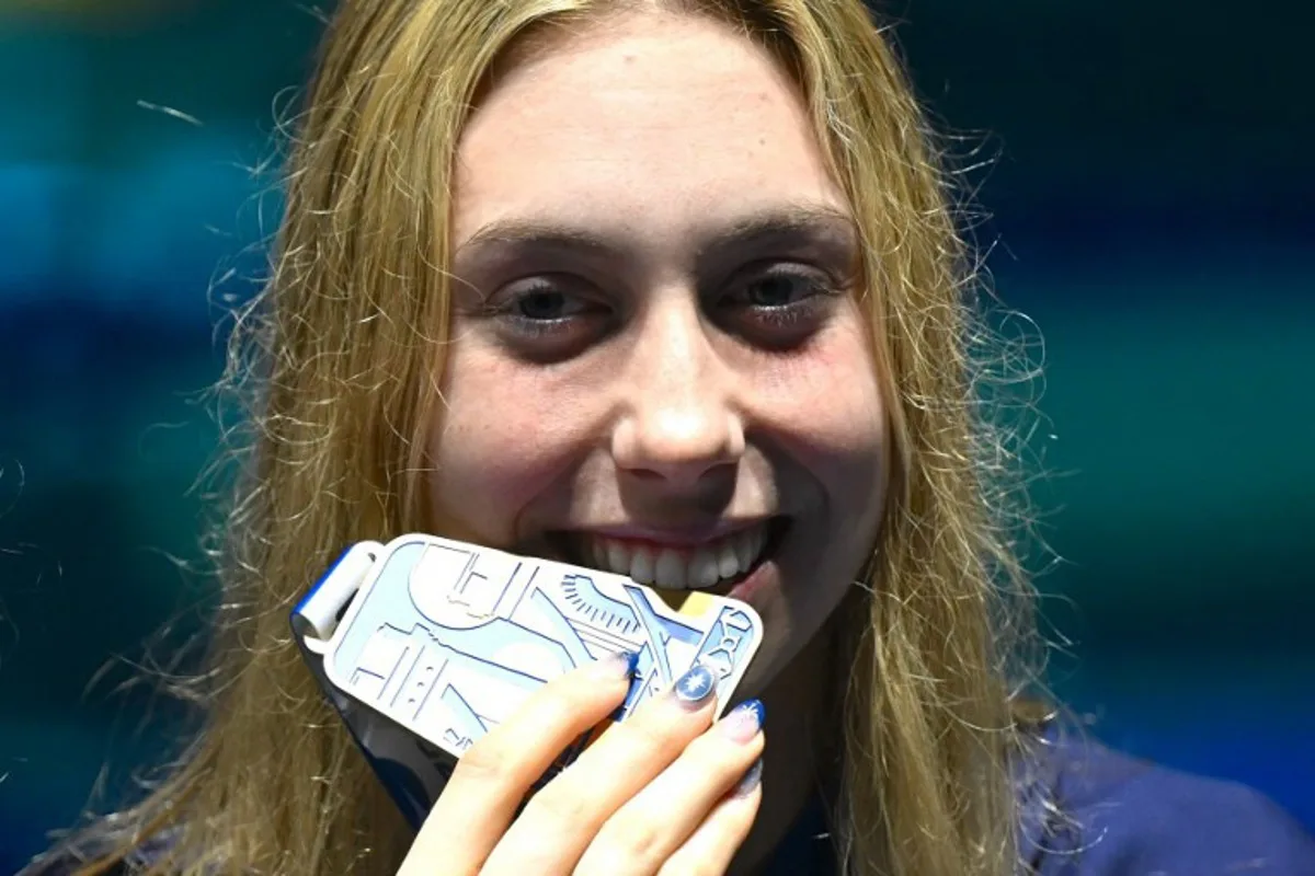 US Gretchen Walsh poses with her gold medal during the World Aquatics Swimming Championships (25 m) 2024 at Duna Arena in Budapest, on December 13, 2024.   FERENC ISZA / AFP