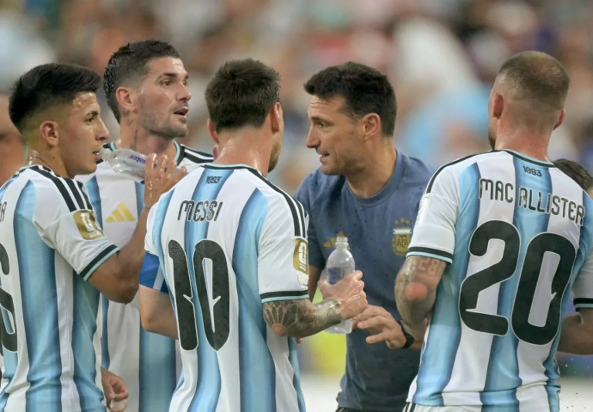 Argentina's head coach Lionel Scaloni gives instructions to his players as they take part in the hydratation break during the 2026 World Cup Group J football match between Argentina and Algeria at the Kansas City Stadium in Kansas City on June 16, 2026. JUAN MABROMATA / AFP