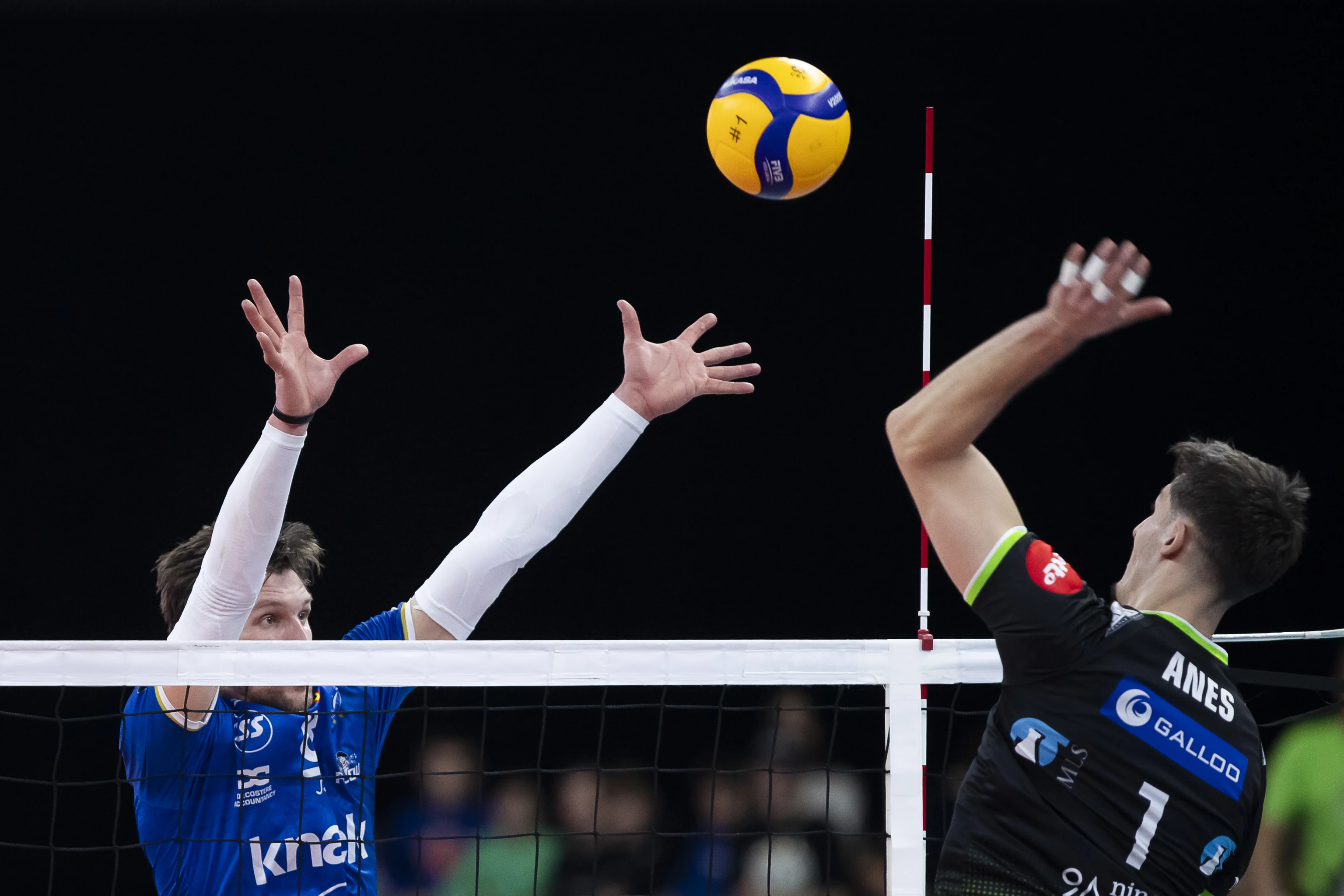 Roeselare's Matthijs Verhanneman and Menen's Anes Perezic pictured in action during the match between Descospan Menen and Knack Roeselare, the final match in the women Belgian volleyball cup competition, Saturday 10 February 2024 in Merksem, Antwerp. BELGA PHOTO KRISTOF VAN ACCOM