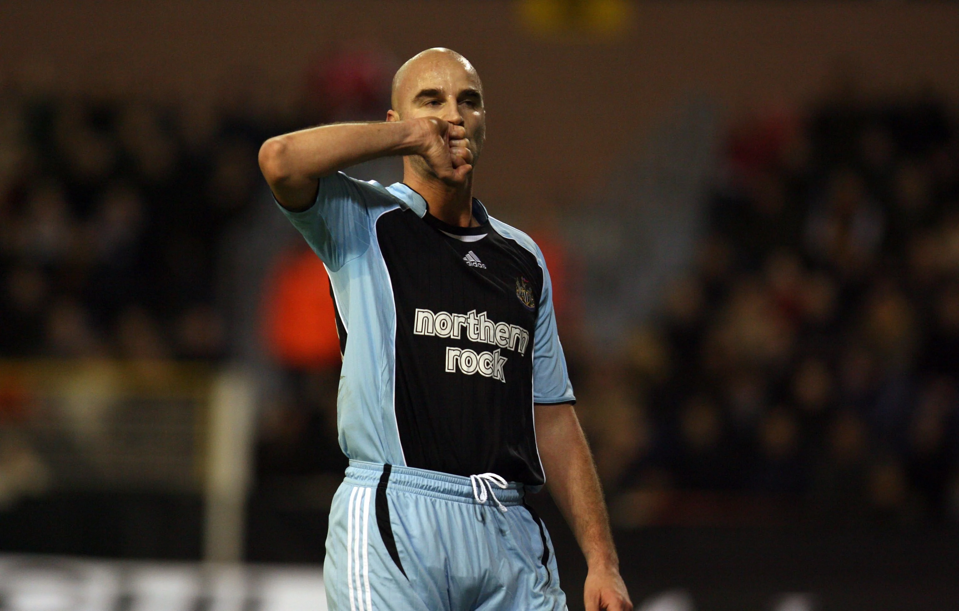 20070215 - GENT, BELGIUM: Newcastle's Antoine Sibierski celebrates after scoring during the UEFA Cup 1/16 final match Zulte-Waregem vs Newcastle United, Thursday 15 February 2007 in Gent. Newcastle won 1-3. BELGA PHOTO MICHEL KRAKOWSKI - VIRGINIE LEFOUR