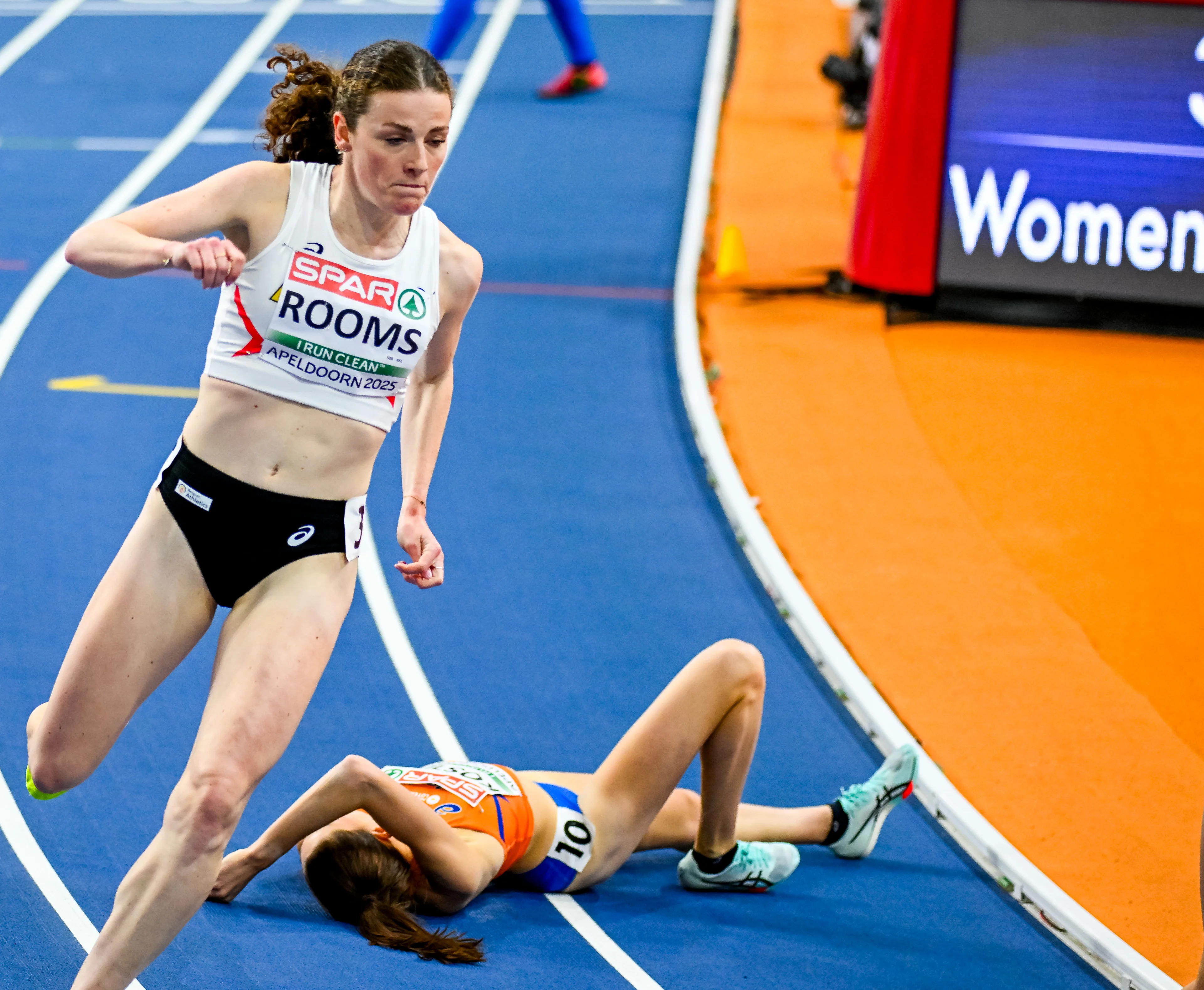 Belgian Lisa Rooms and Dutch Maureen Koster pictured after a fall during the European Athletics Indoor Championships, in Apeldoorn, The Netherlands, Sunday 09 March 2025. The championships take place from 6 to 9 March. BELGA PHOTO ERIC LALMAND