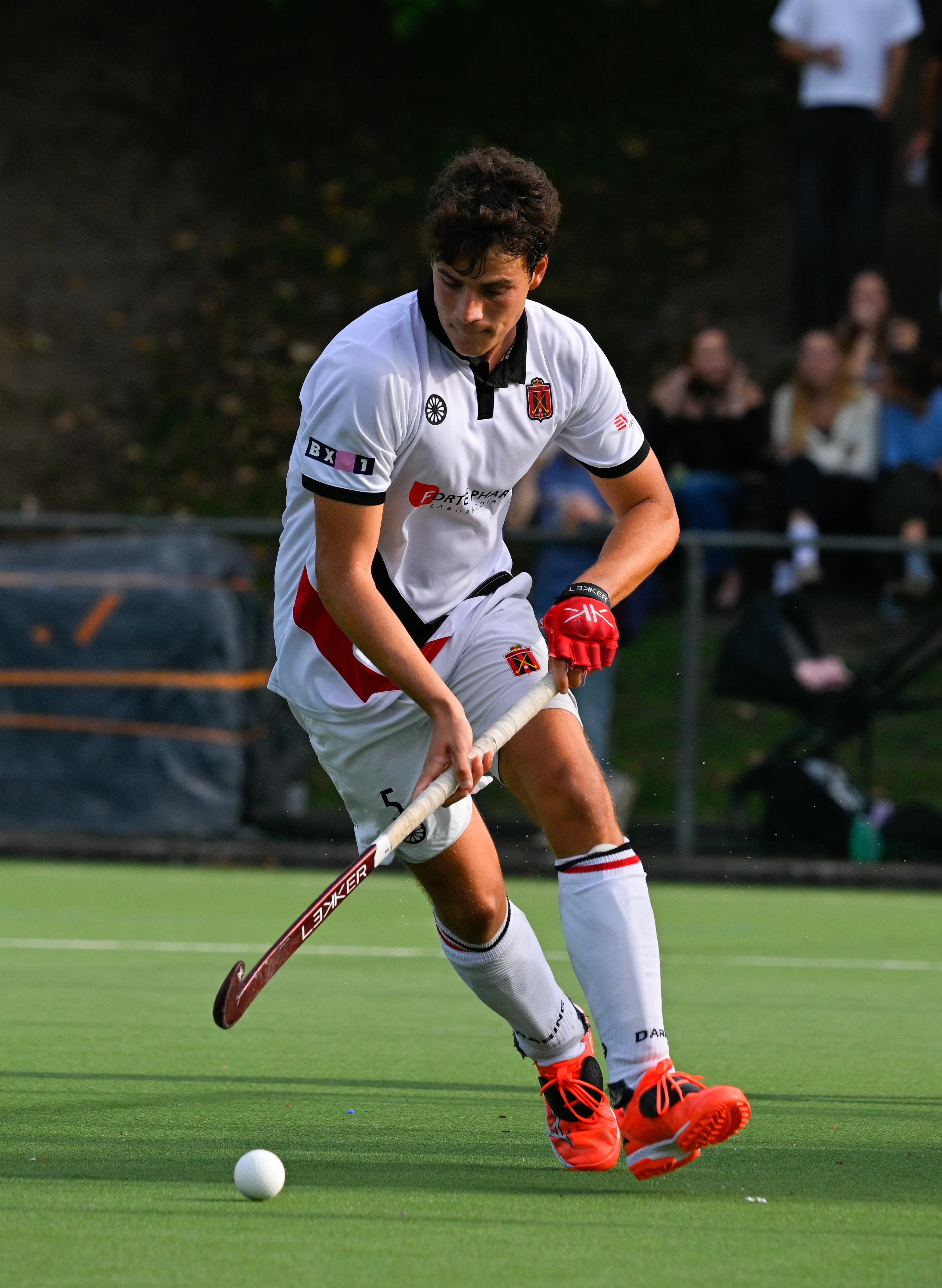 Daring's Francisco Druziuk controls the ball during a hockey game between Royal Racing Club and Royal Daring on Sunday 27 September 2026 in Brussels, on day 3 of the Belgian first division hockey championship.  BELGA PHOTO JOHN THYS
