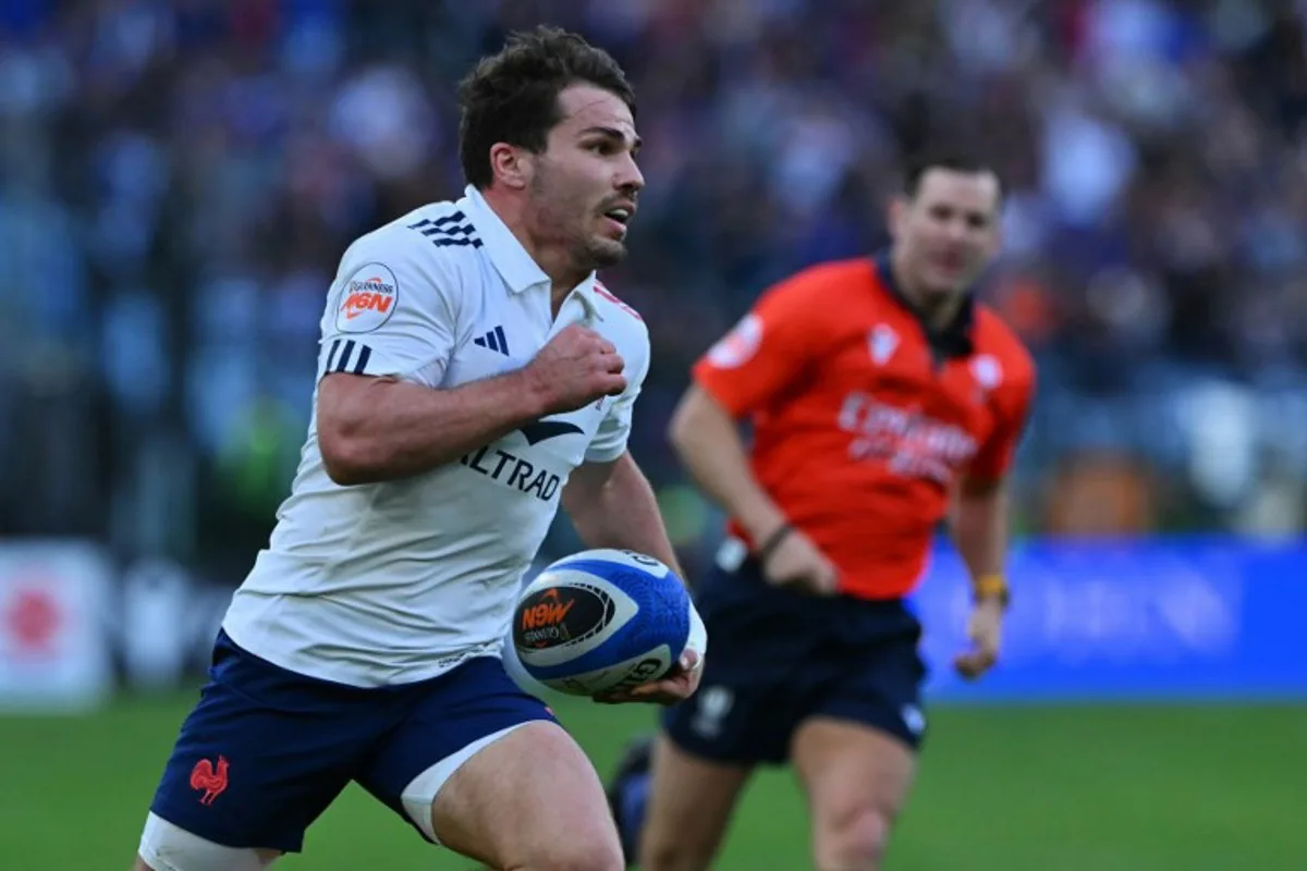 France's scrum-half Antoine Dupont runs with the ball to score a try during the Six Nations international rugby union match between Italy and France at the Stadio Olimpico, in Rome, on February 23, 2025.  Andreas SOLARO / AFP