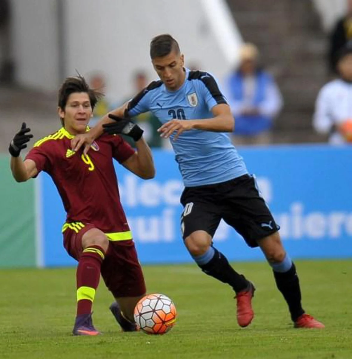 Uruguay`s player Rodrigo Betancur (L) vies for the ball with Venezuela`s player Ronaldo Peña during their South American Championship U-20 football match in the Olimpico stadium in Ibarra, Ecuador on January 19, 2017. 
JUAN CEVALLOS / AFP